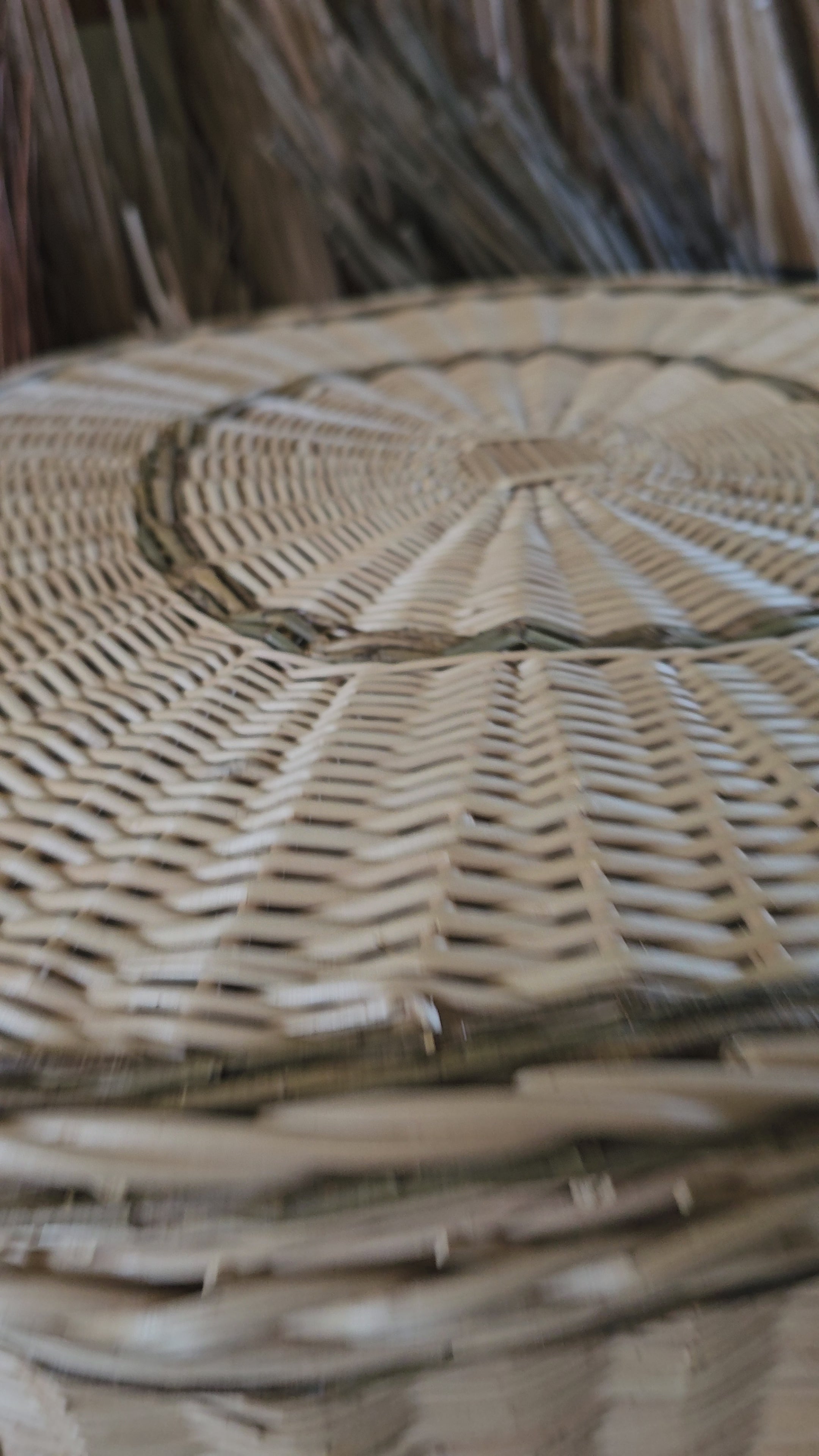 Pintas skalbinių krepšys - didelis rankų darbo gluosnio krepšys su dangčiu skalbiniams laikyti