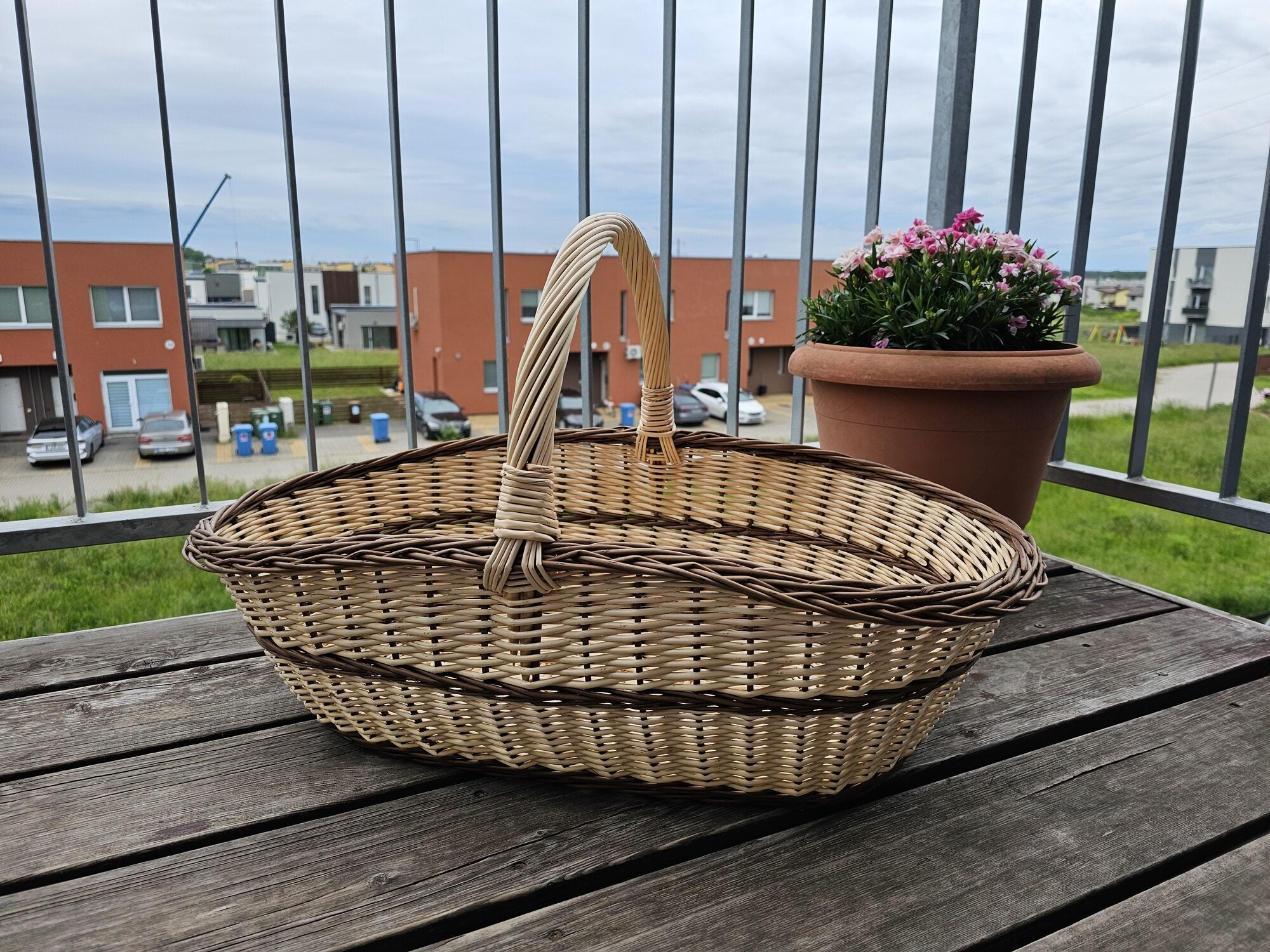 Ypač didelė malkų pintinė su aukšta rankena