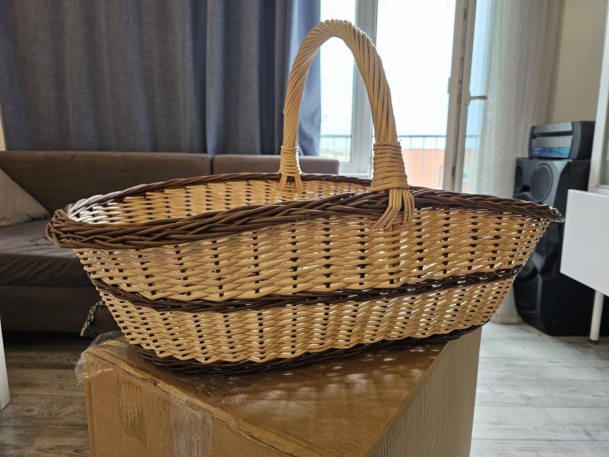 Ypač didelė malkų pintinė su aukšta rankena