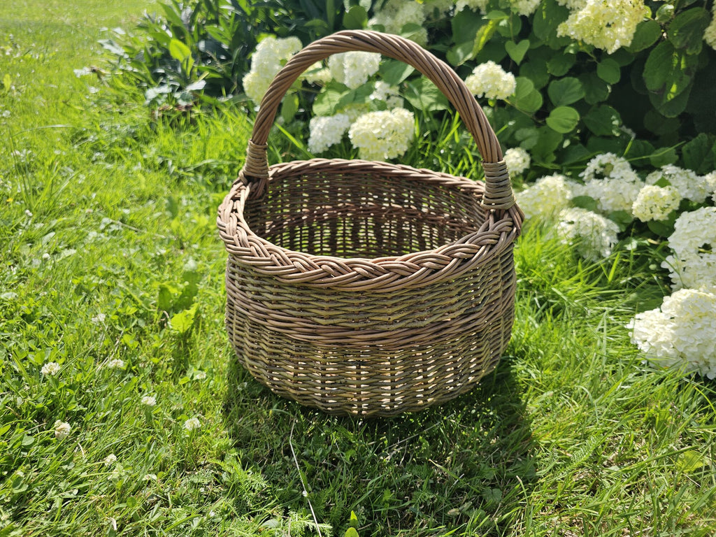 Sodo pintinė su pinta rankena