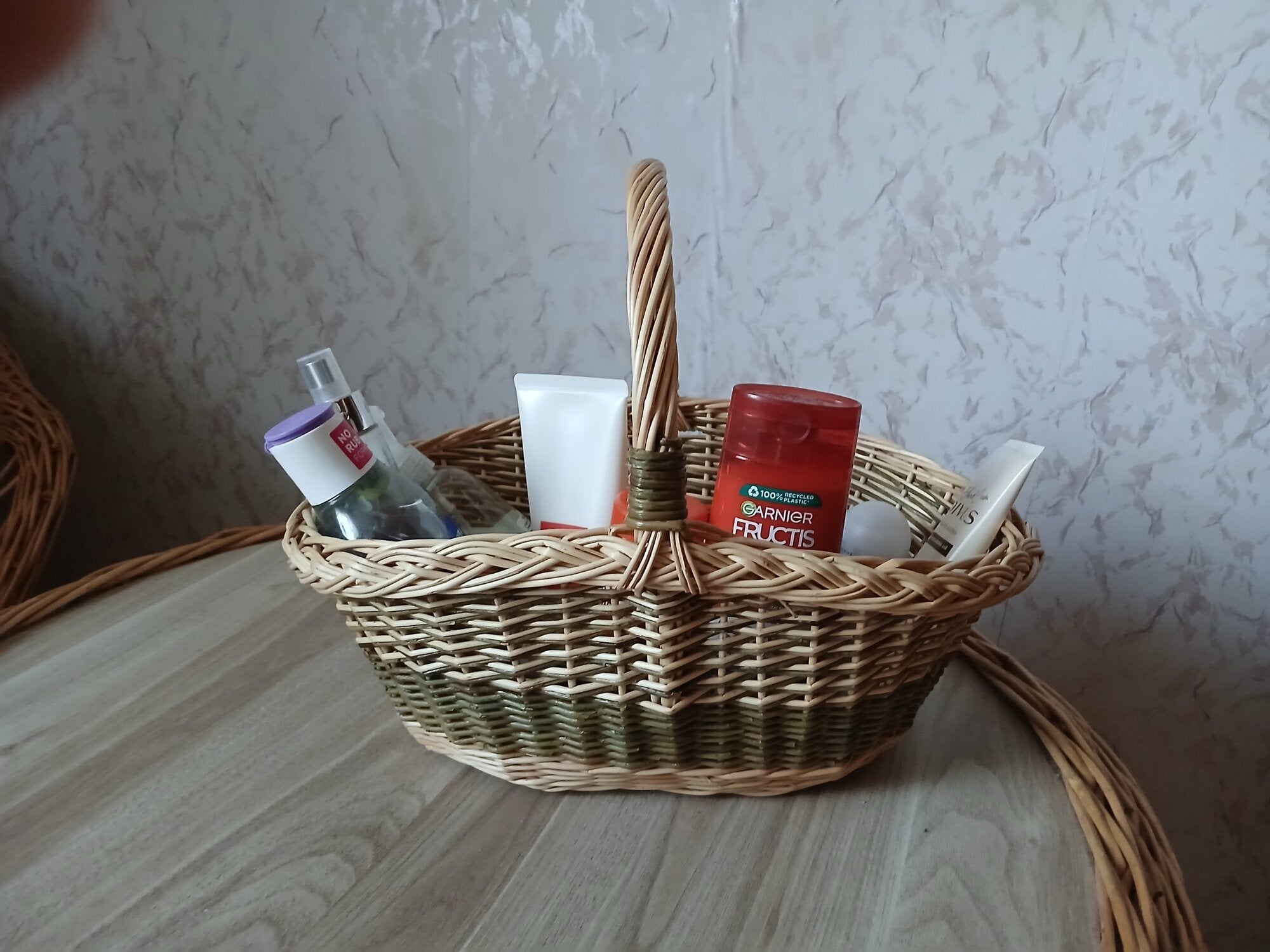 Turgaus pintinė su rankena ir ažūriniu pynimu