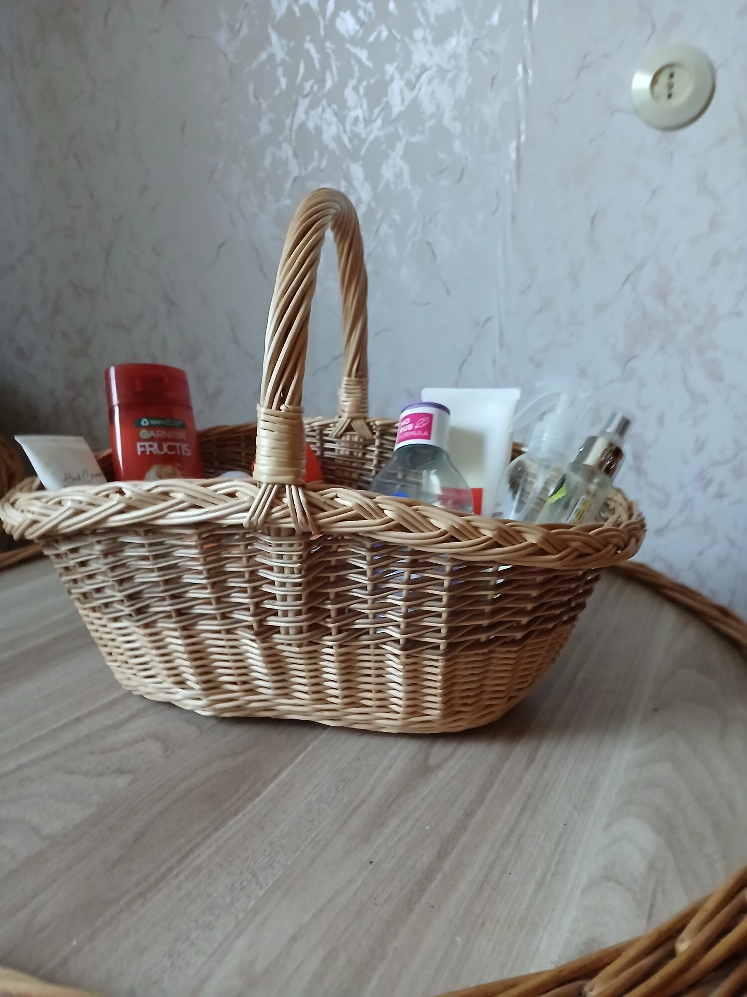 Turgaus pintinė su rankena ir ažūriniu pynimu