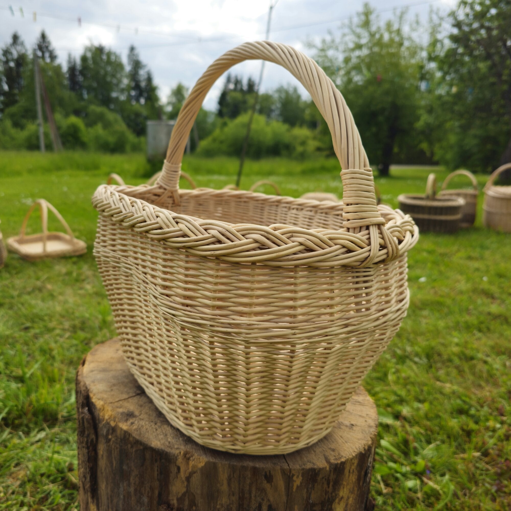 Didelė pikniko pintinė su aukšta rankena