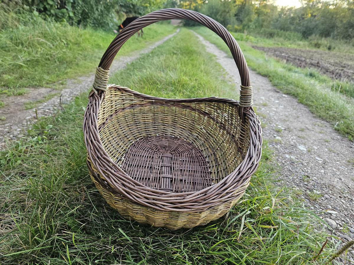 Pintinė stovi pakelės žolėje, už jos tolyn nueina keliukas