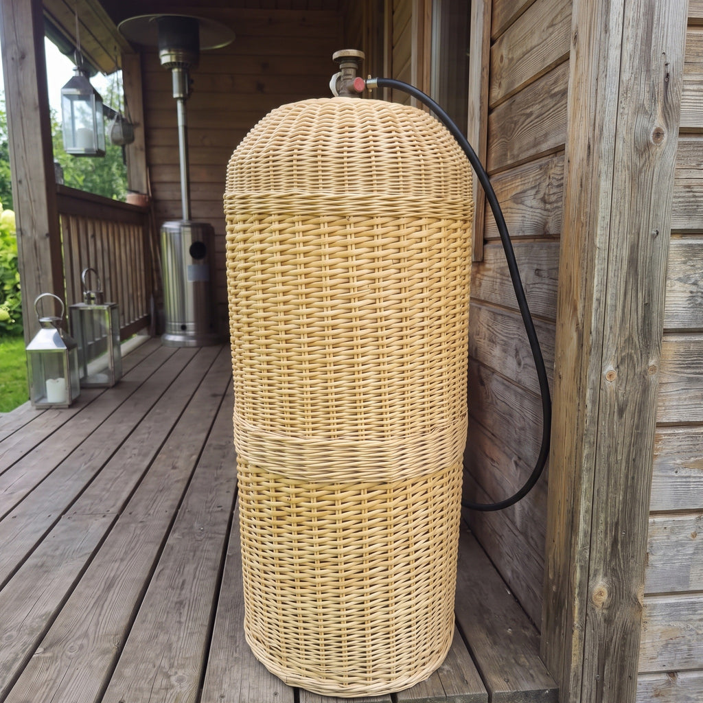 Vytelių gaubtas 50 l dujų balionui ant medinės terasos – matyti tik ventilis ir žarna