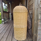 Vytelių gaubtas 50 l dujų balionui ant medinės terasos – matyti tik ventilis ir žarna