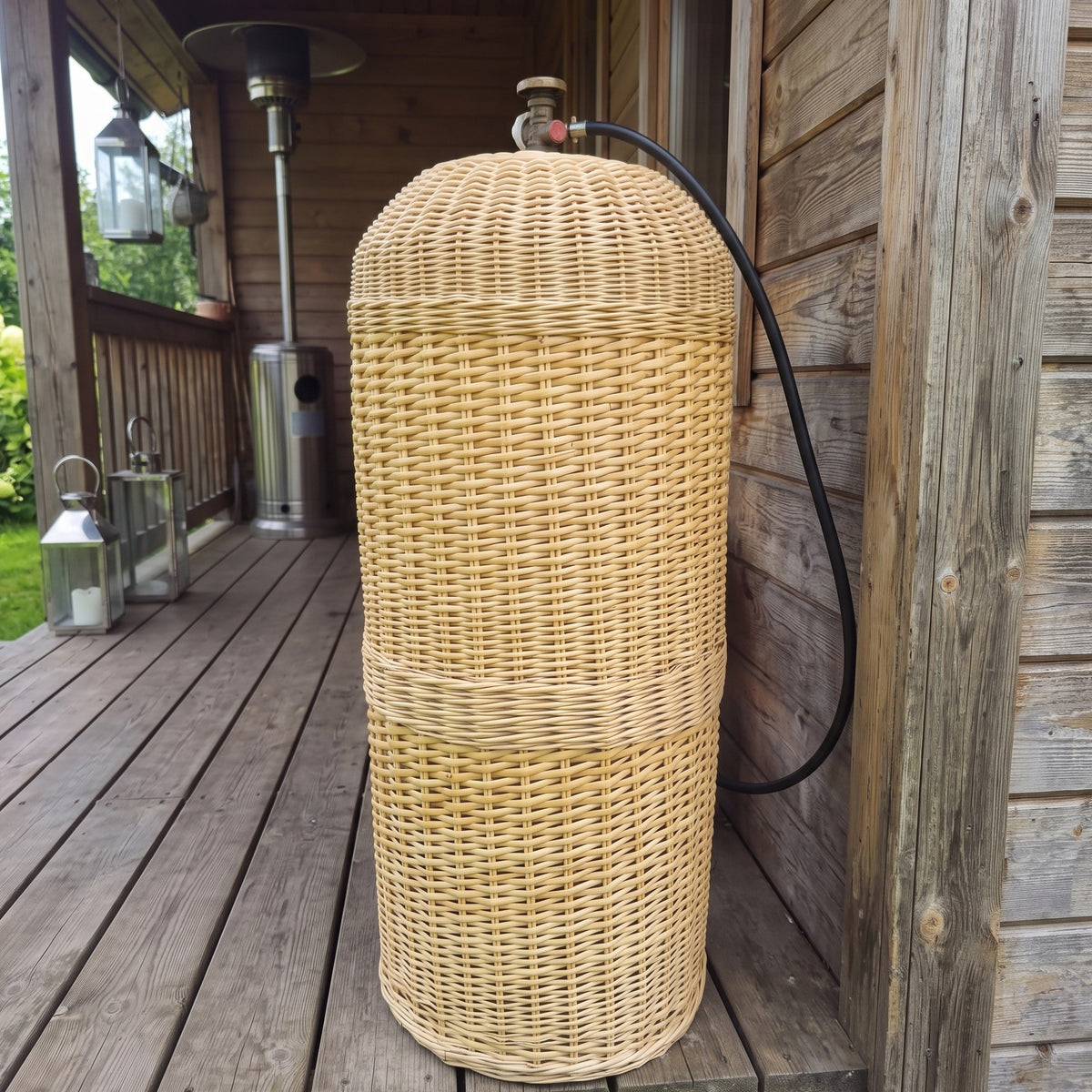 Vytelių gaubtas 50 l dujų balionui ant medinės terasos – matyti tik ventilis ir žarna