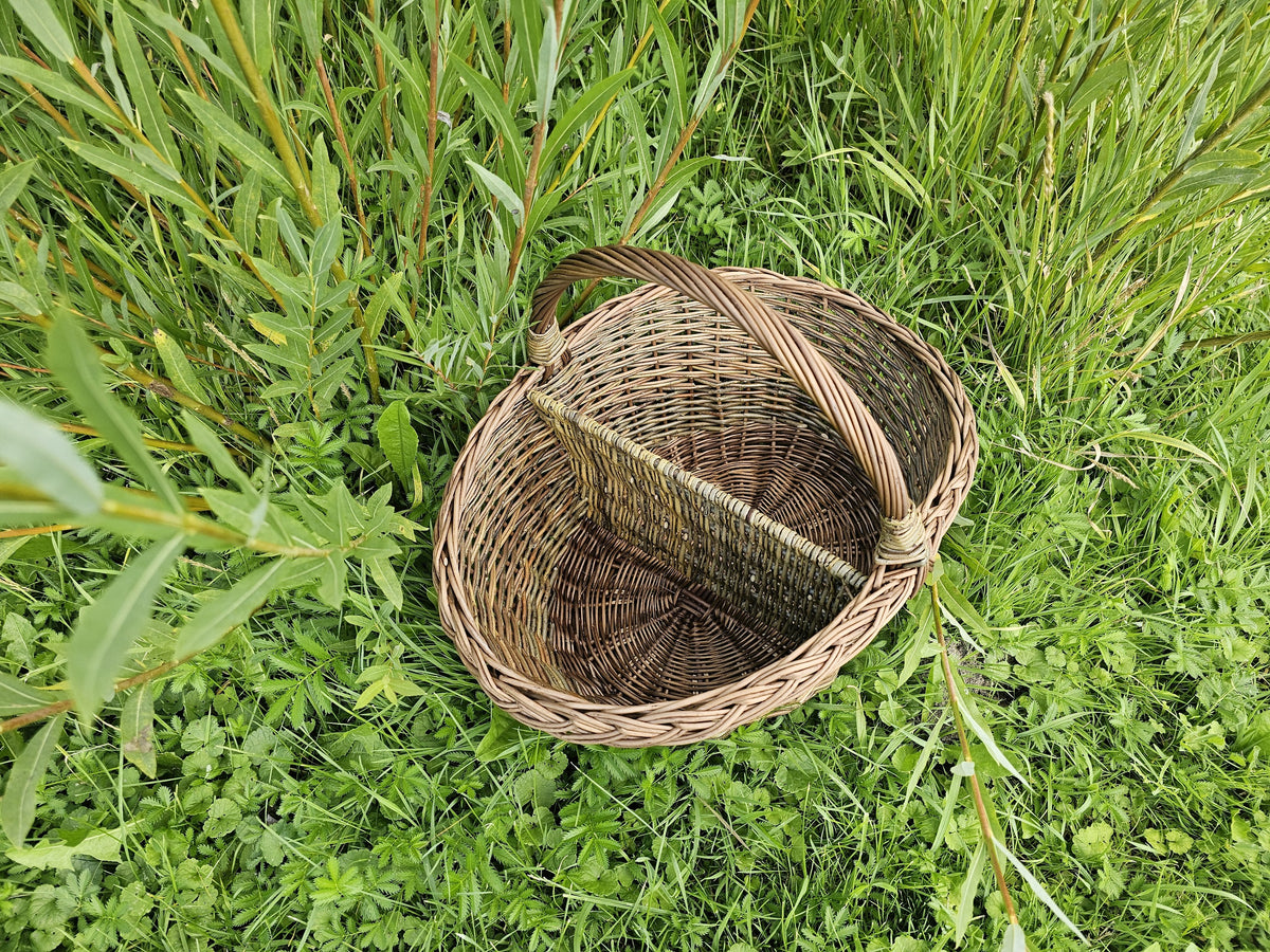 Pintinė su pertvara iš viršaus žalioje žolėje: pinta pertvara dalija ją į dvi dalis