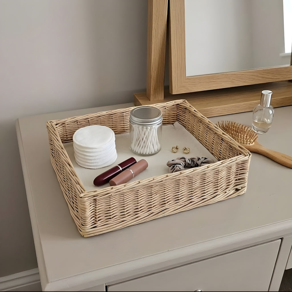 Pintas padėklas ant tualetinio staliuko prie veidrodžio, jame vatos diskeliai, lūpdažis, plaukų gumytė ir ausų krapštukai