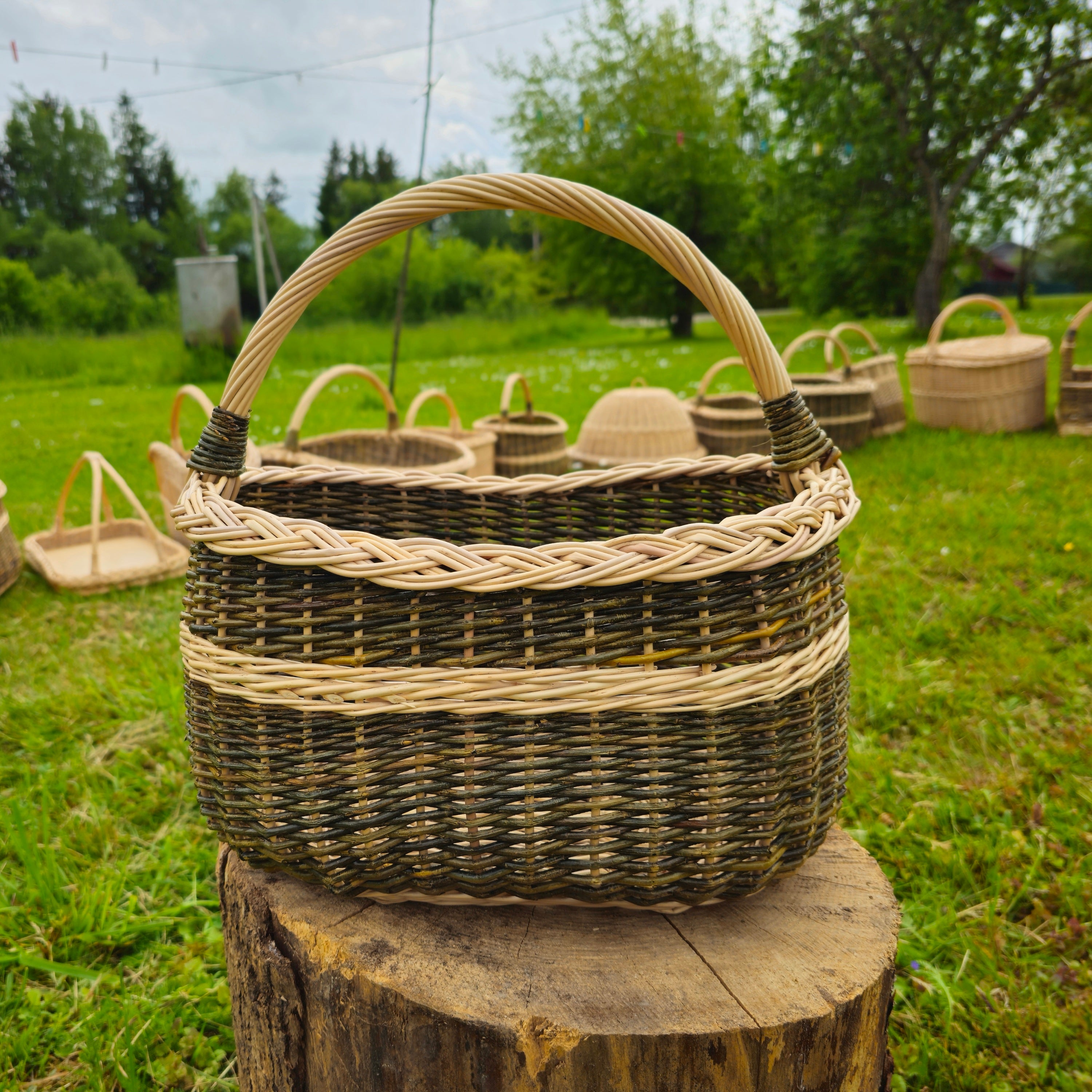 Rankų darbo pinti maisto rinkimo krepšiai