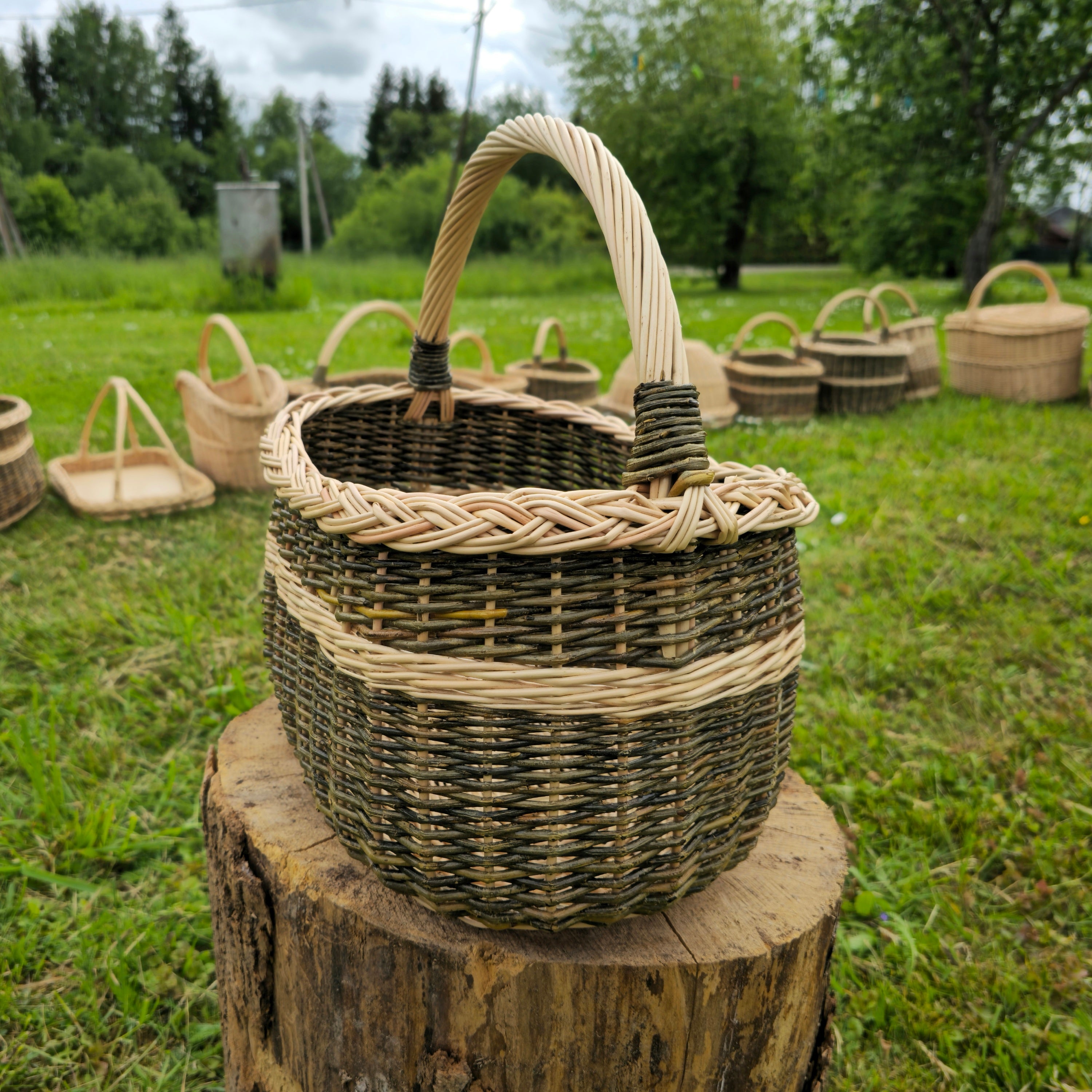 Rankų darbo pinti maisto rinkimo krepšiai