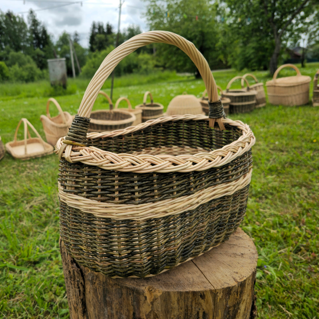 Rankų darbo pinti maisto rinkimo krepšiai