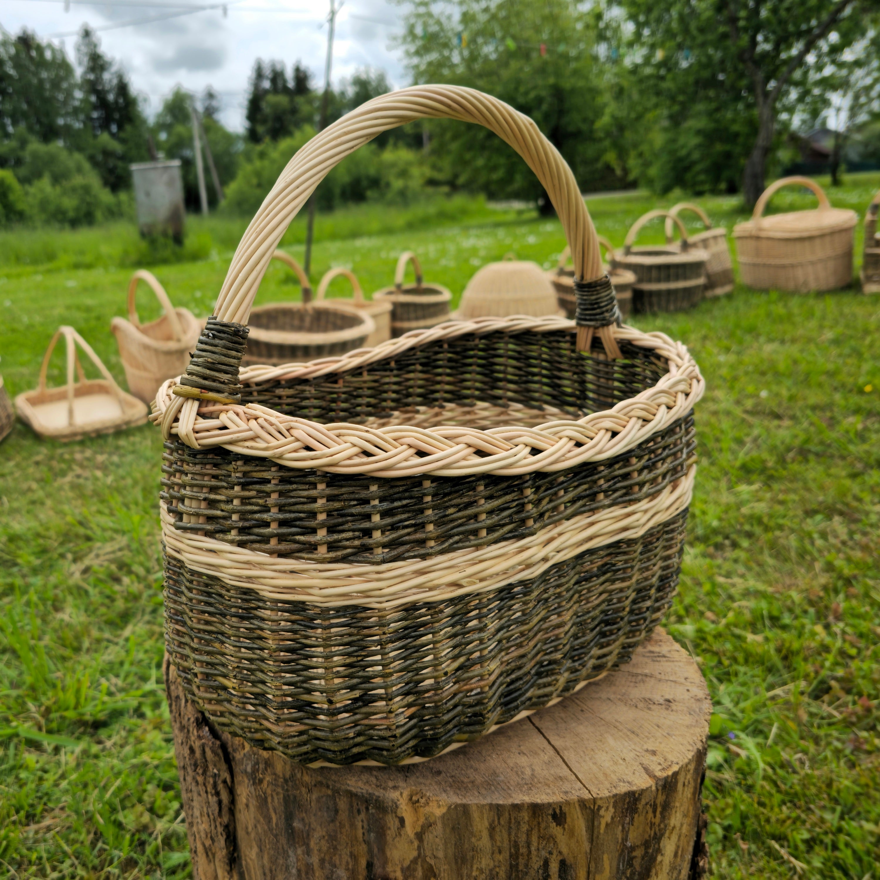 Rankų darbo pinti maisto rinkimo krepšiai
