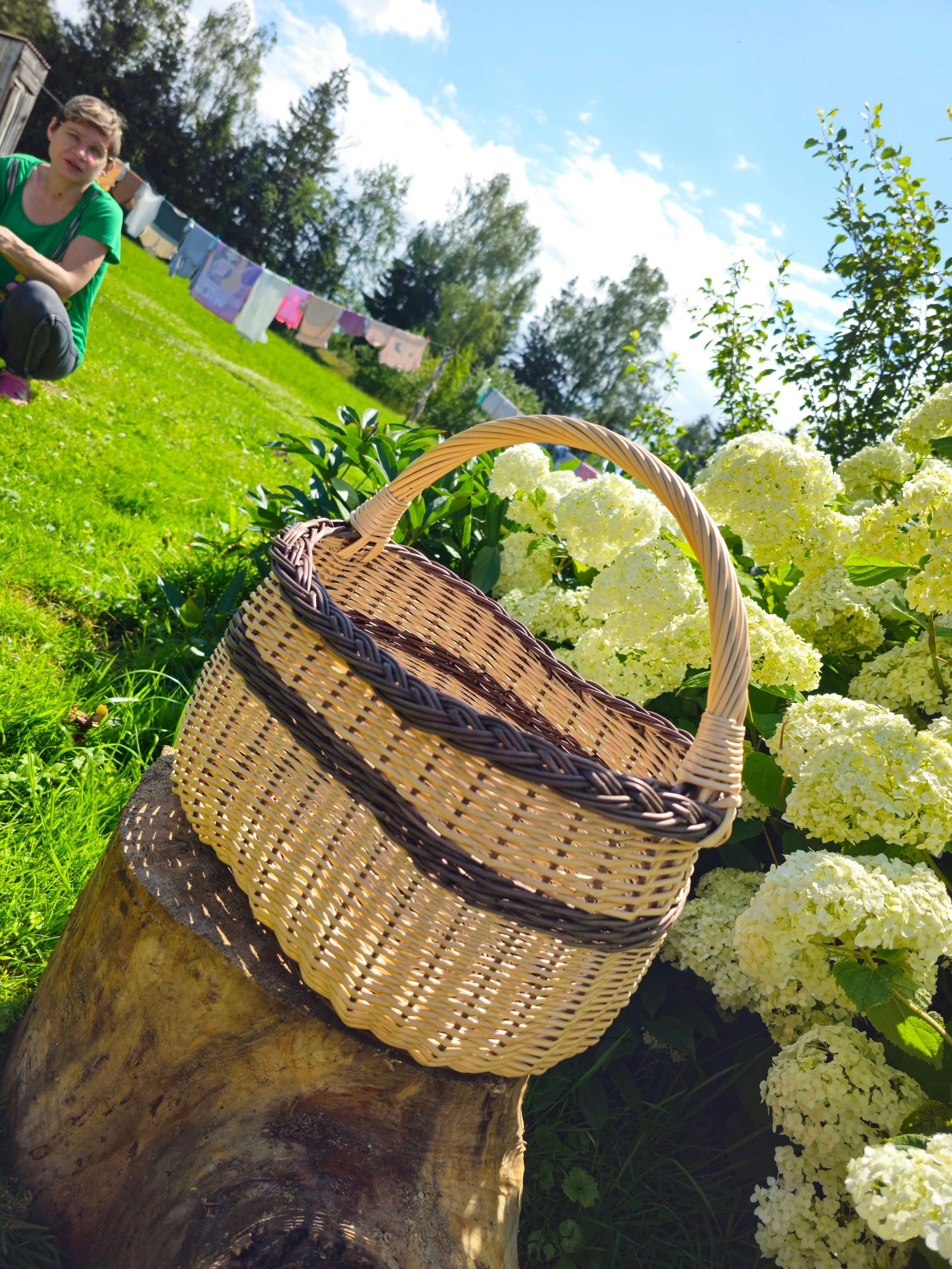 Rankų darbo pinti maisto rinkimo krepšiai