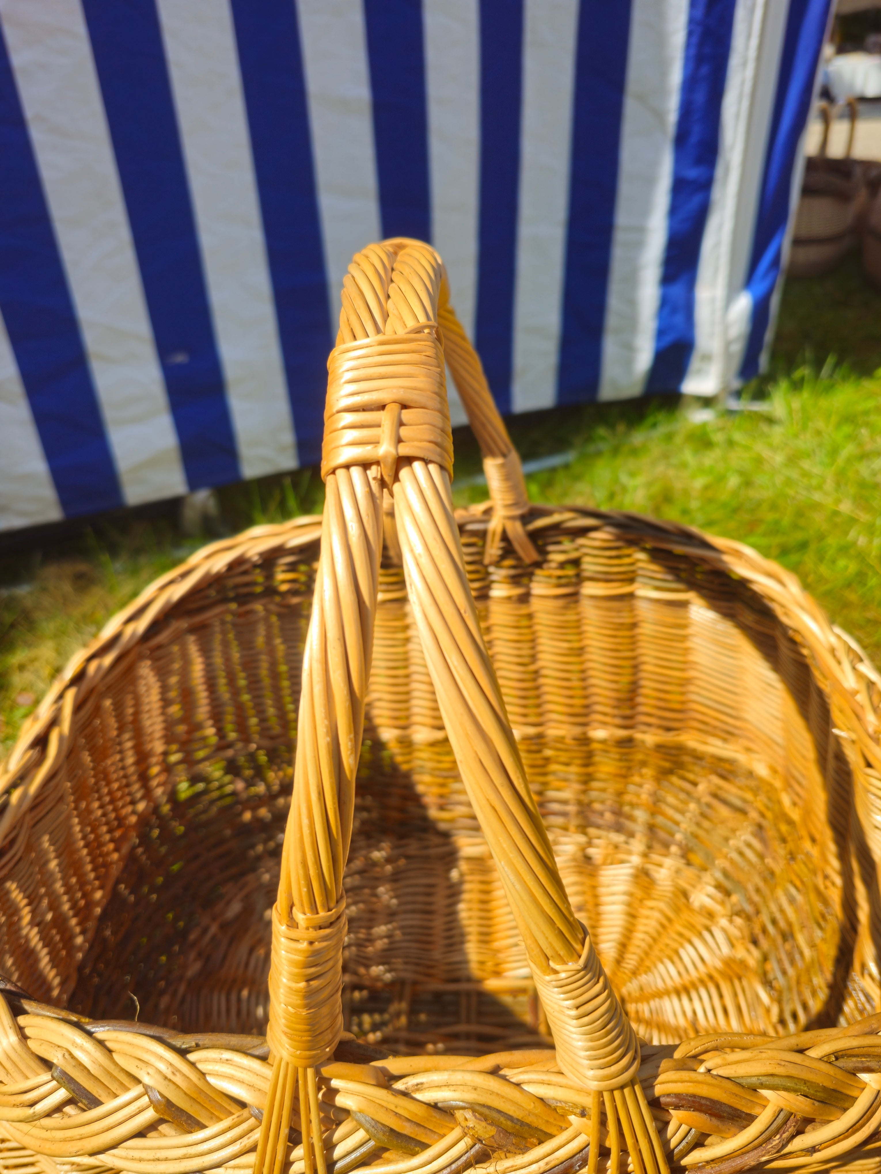 Rankų darbo pinti pikniko krepšeliai