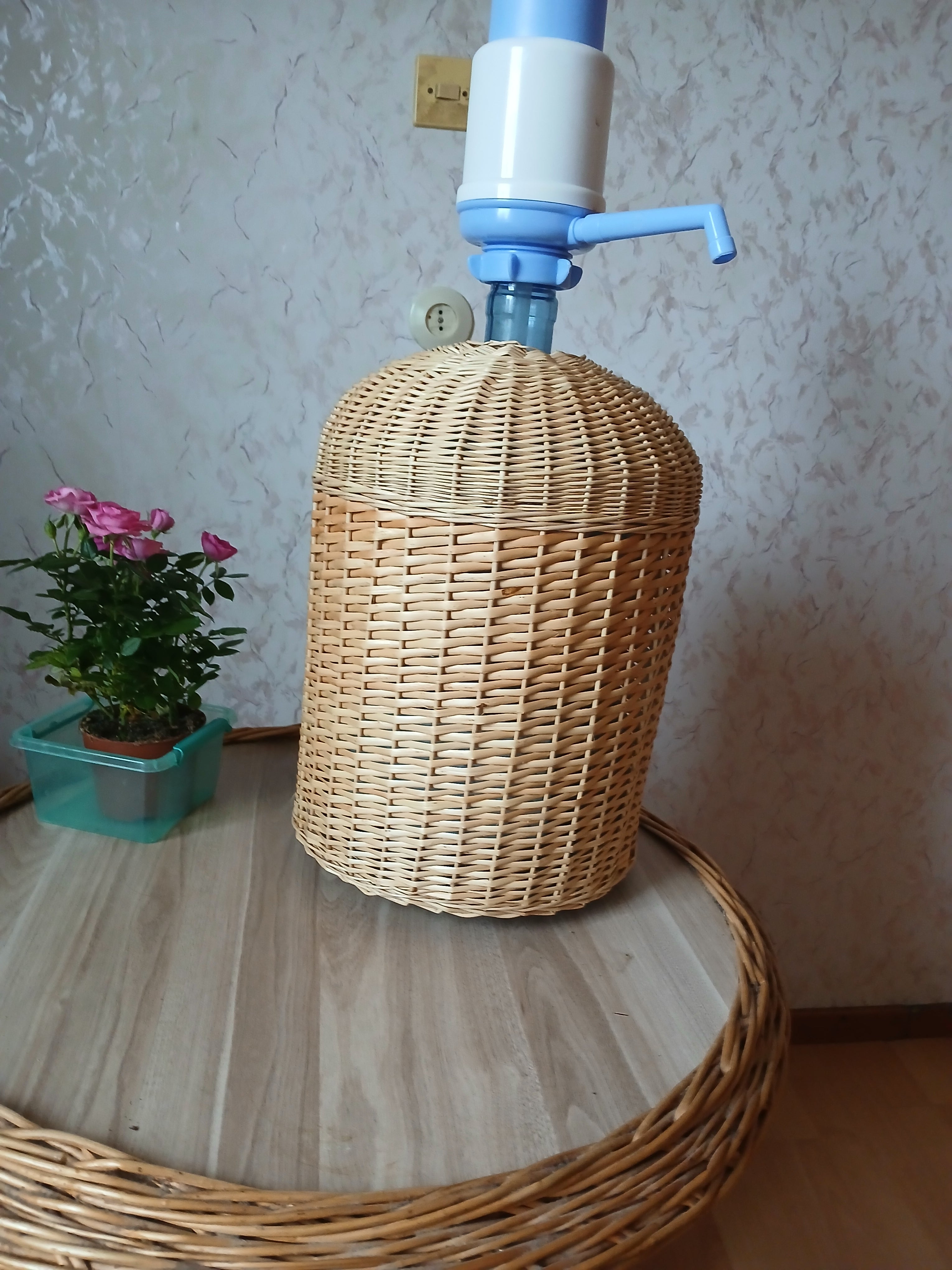 Rankų darbo pinti maisto rinkimo krepšiai