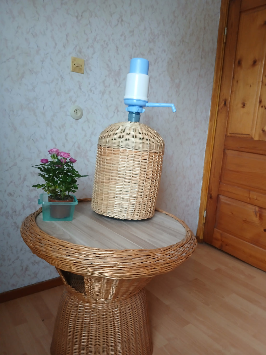 Rankų darbo pinti maisto rinkimo krepšiai