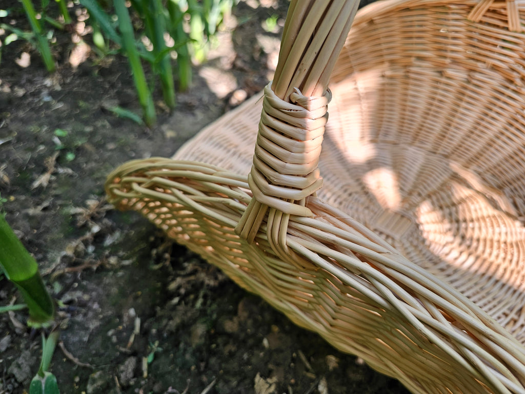 Didelė vestuvių pintinė su pintu pagrindu