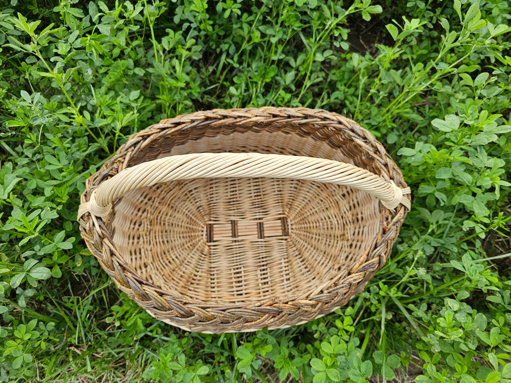 Sodo pintinė su rankena ir pinta juosta