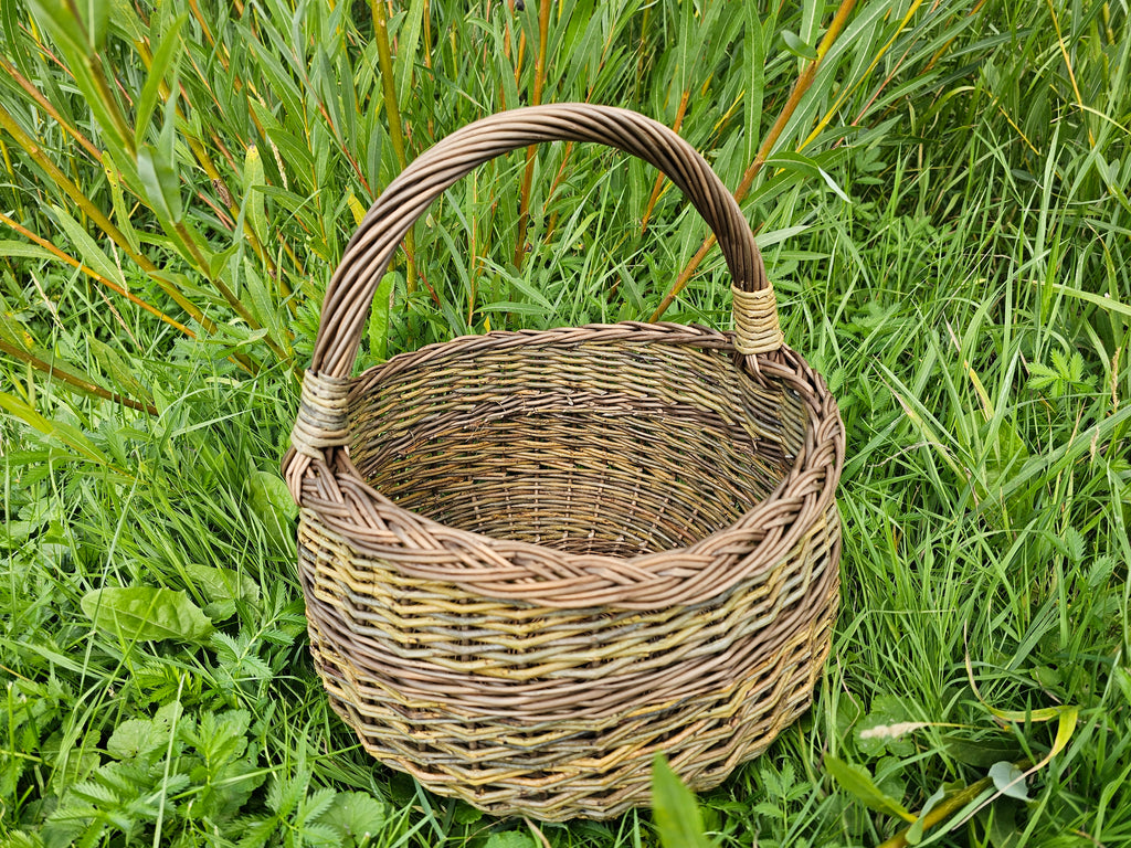 Sodo pintinė su pinta rankena