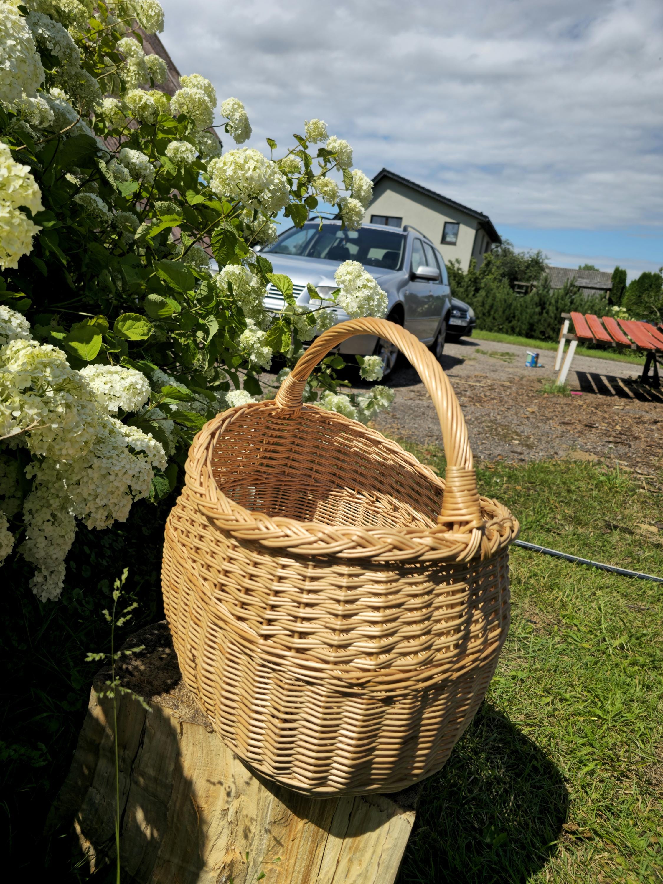 Kaimiškas dekoratyvinis pinti krepšelis