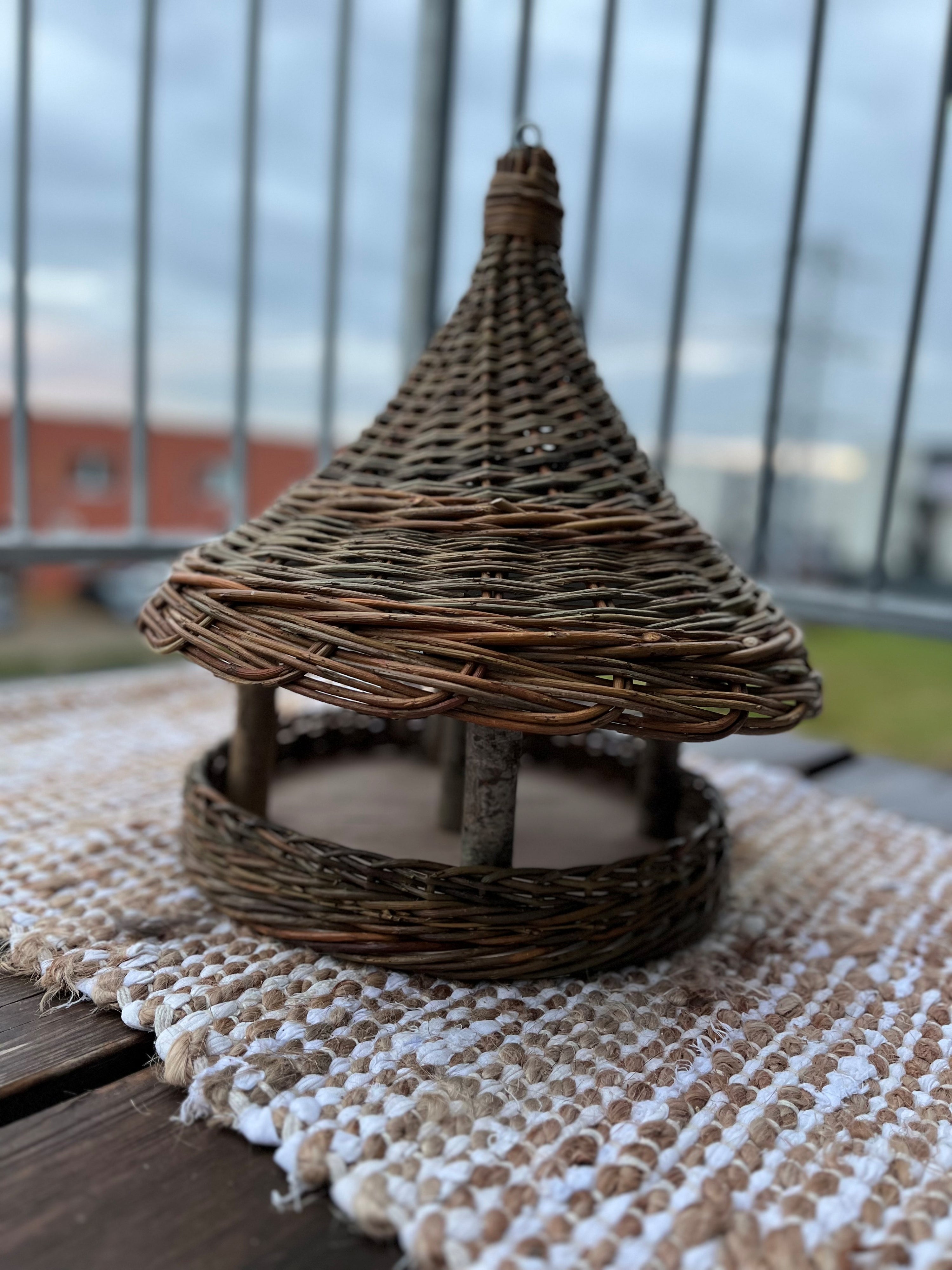 Rankų darbo pinti paukščių lesyklėlė