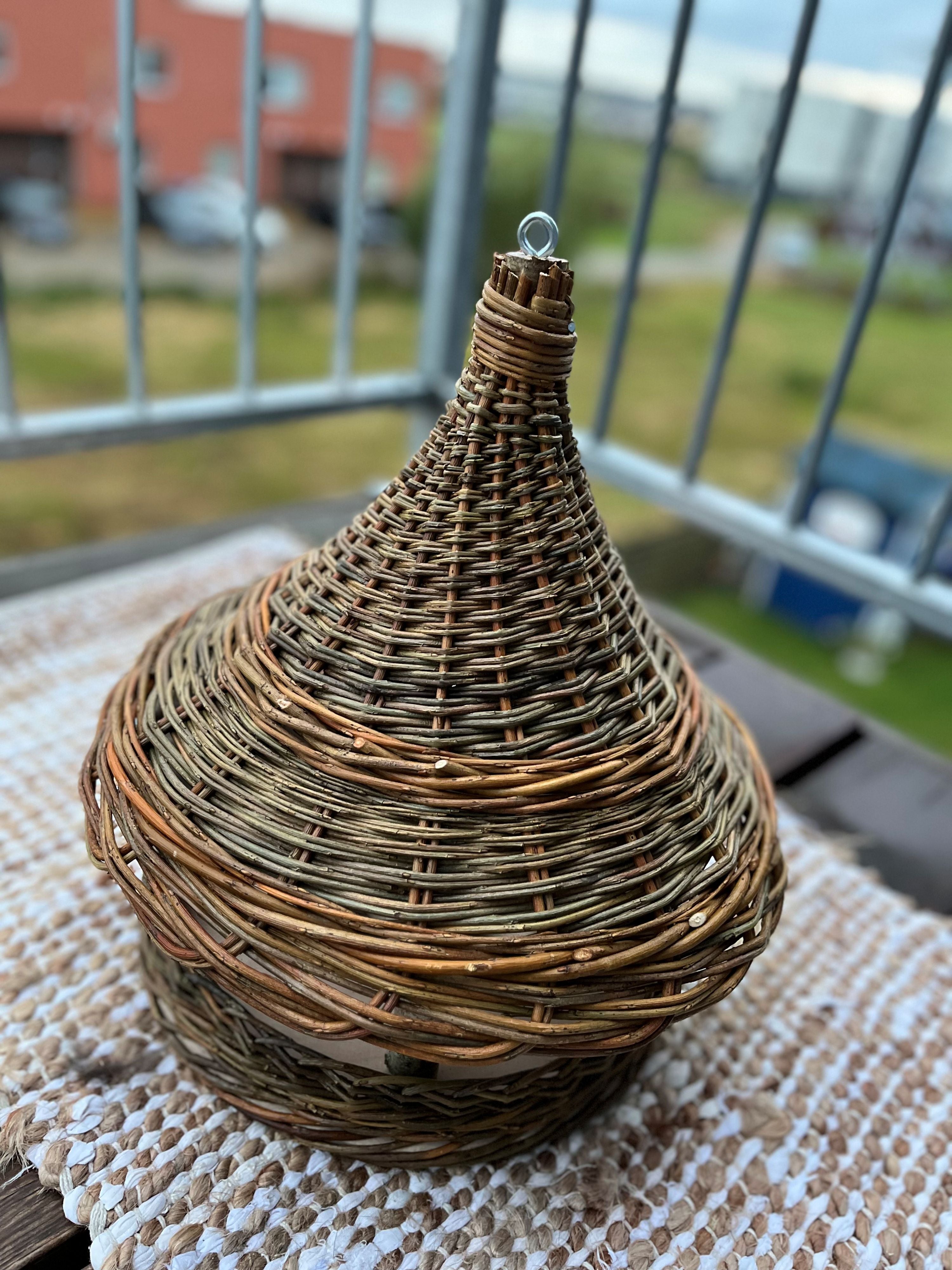 Rankų darbo pinti paukščių lesyklėlė