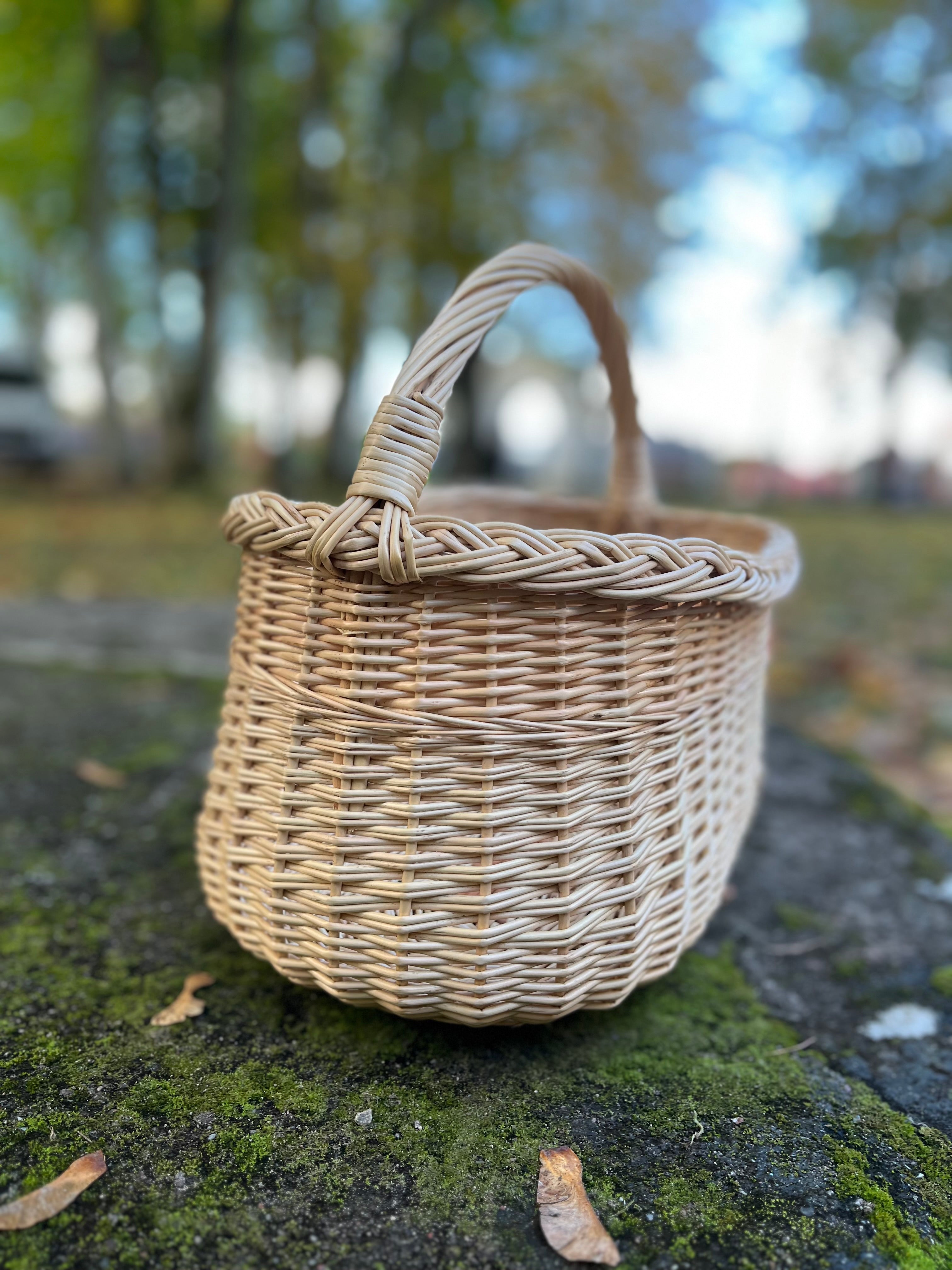 Kaimiškas dekoratyvinis pinti krepšelis