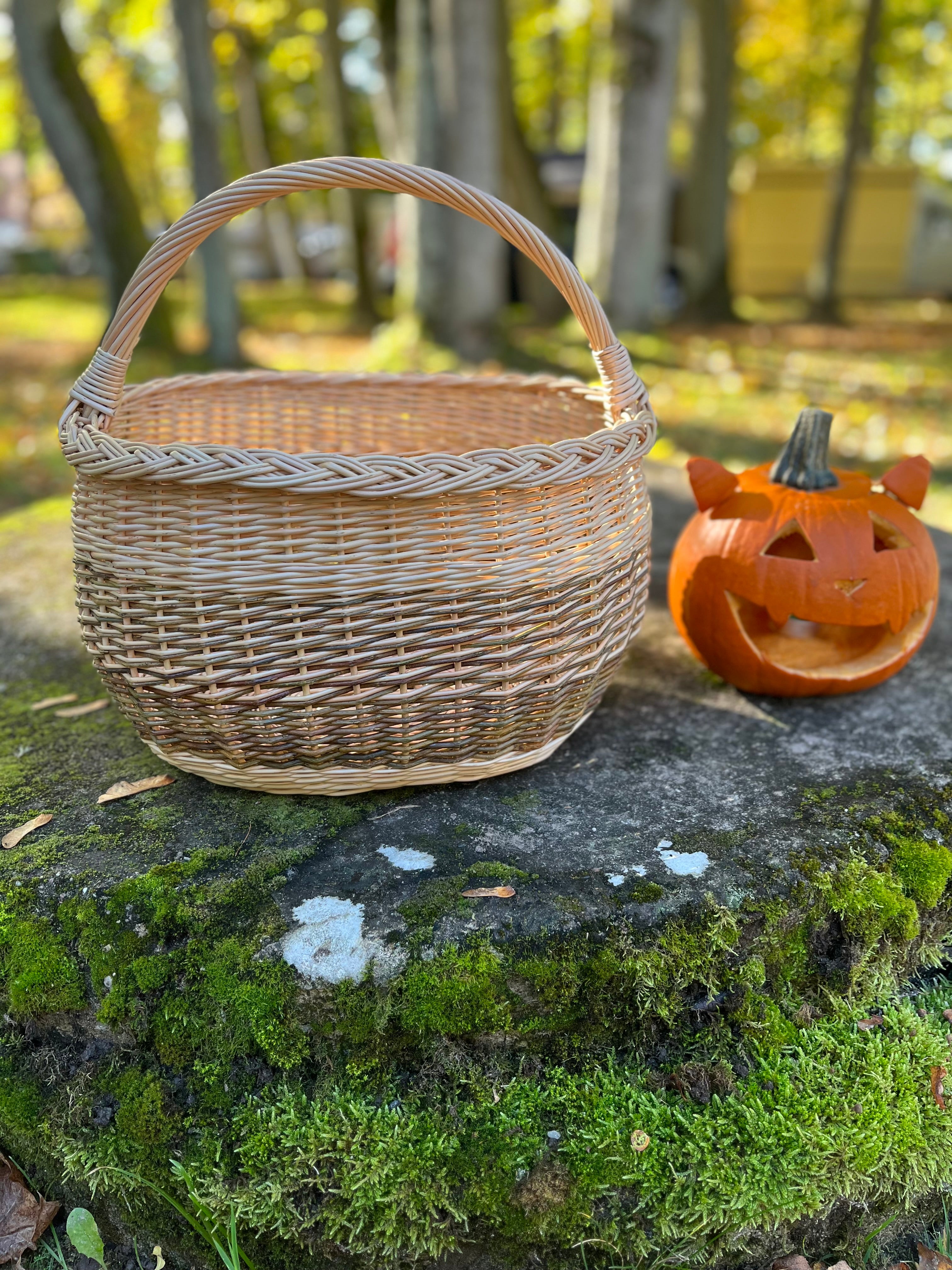 Kaimiškas rankomis austas pinti krepšelis