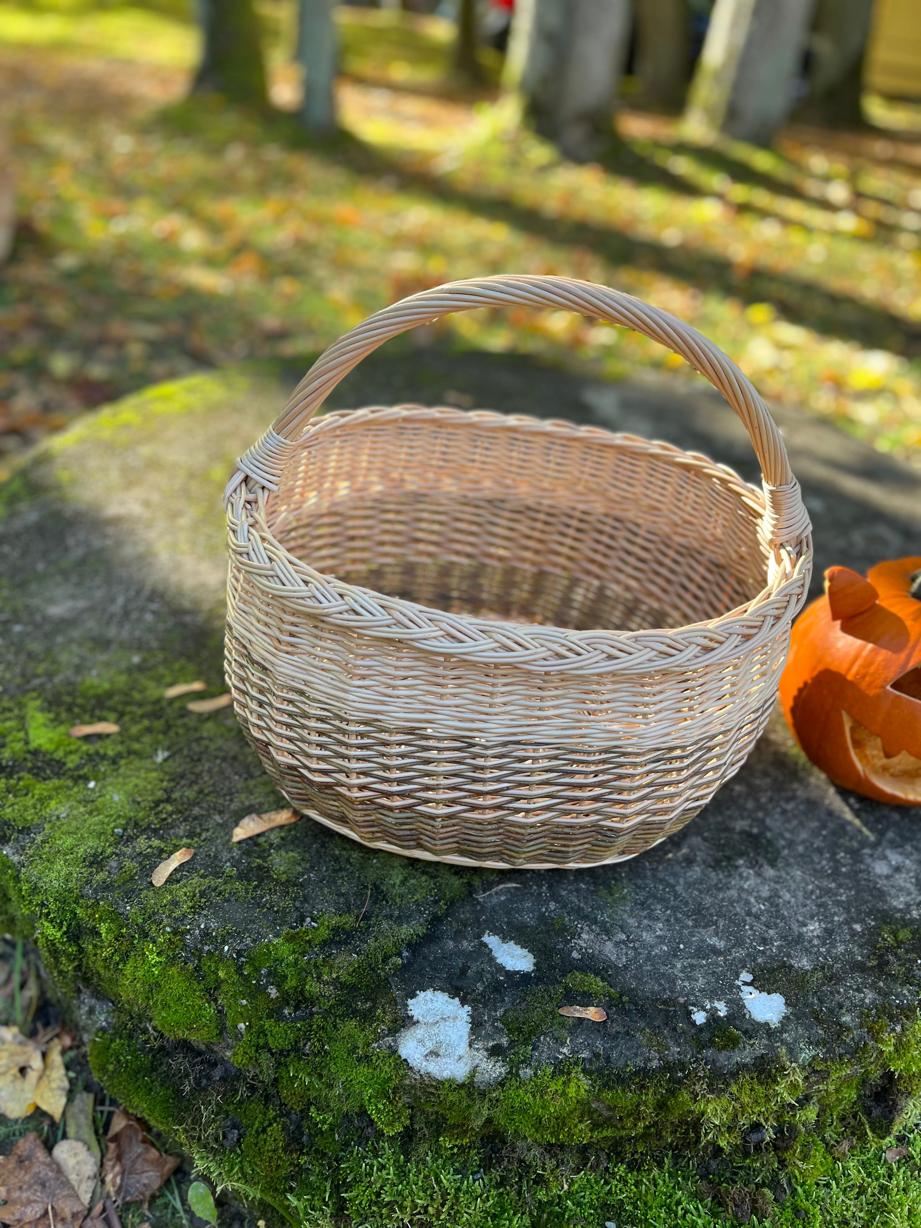 Kaimiškas rankomis austas pinti krepšelis