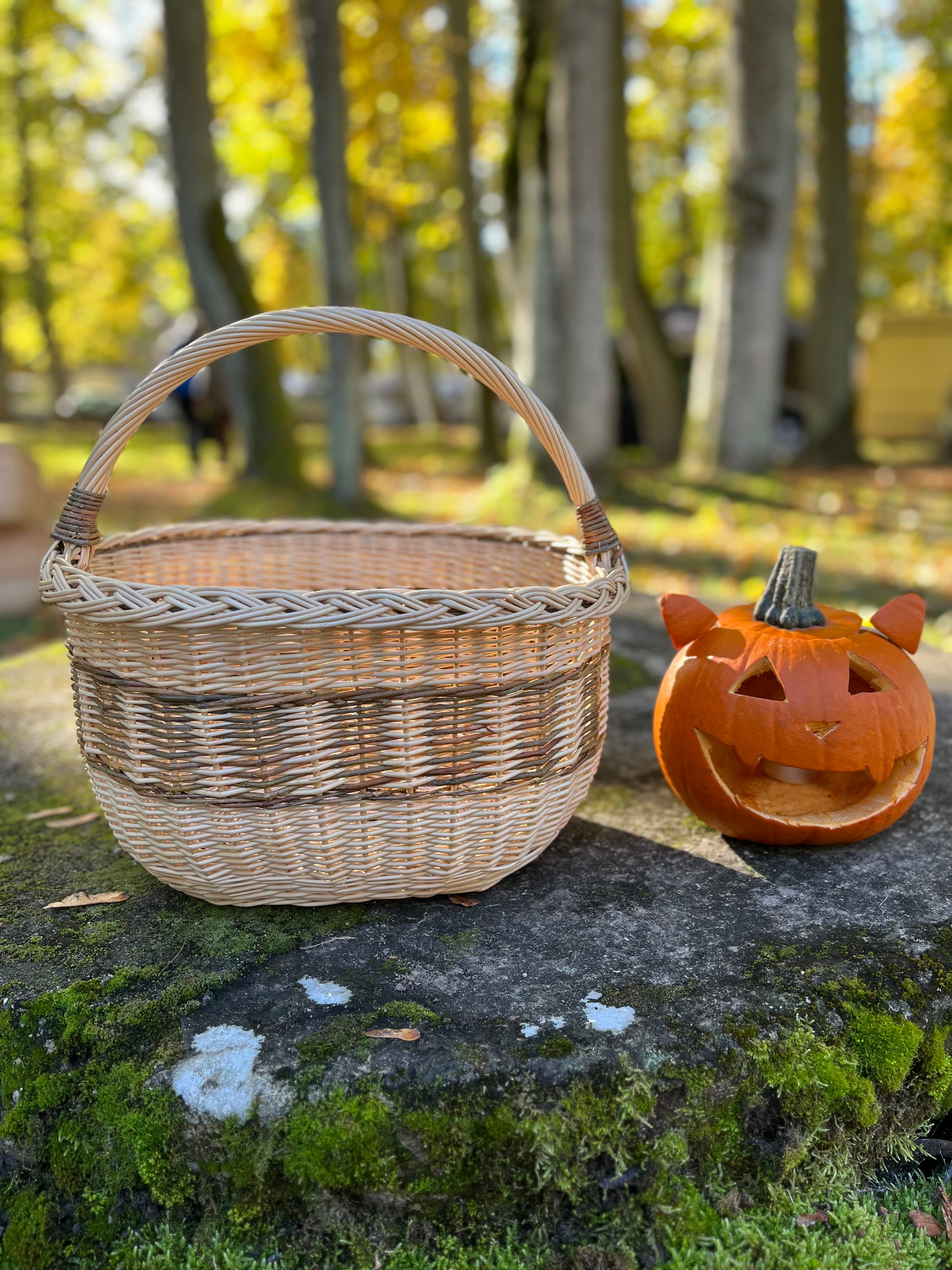 Kaimiškas rankomis austas pinti krepšelis