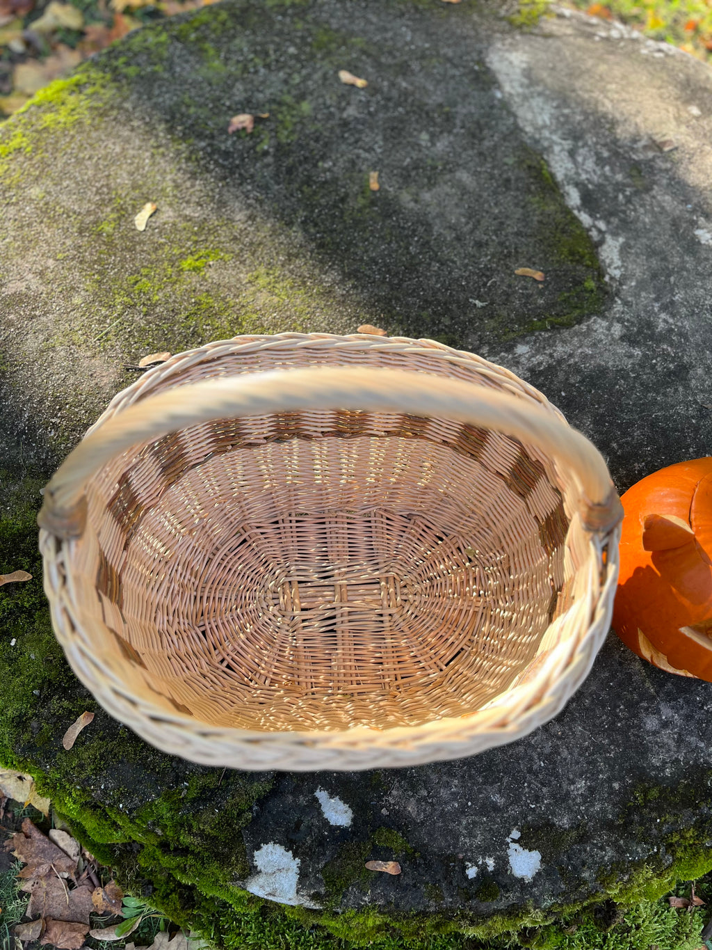 Kaimiškas rankomis austas pinti krepšelis