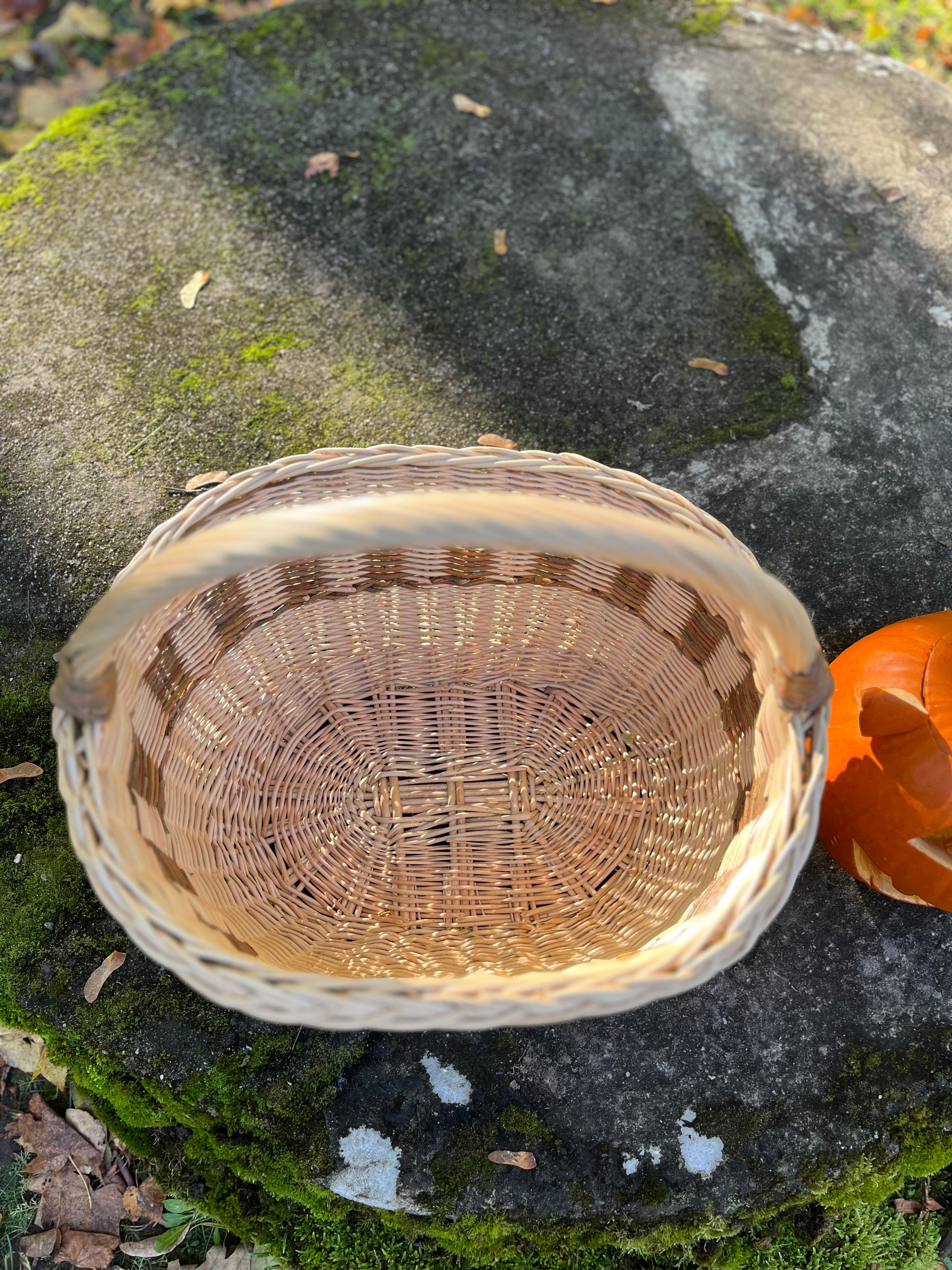 Kaimiškas rankomis austas pinti krepšelis