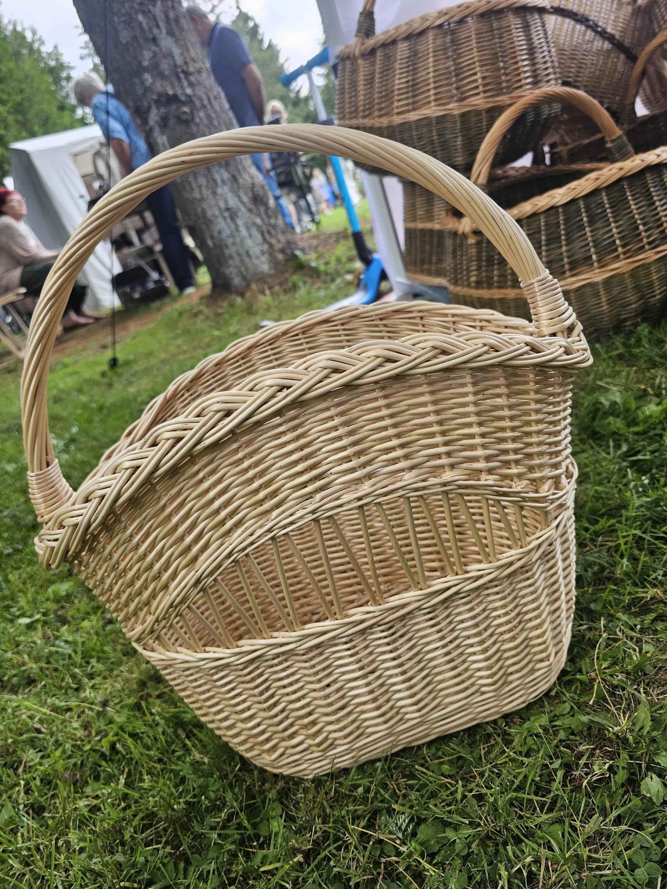 Dekoratyvinė pintinė, Auksinė — rankų darbo vytelių pintinė