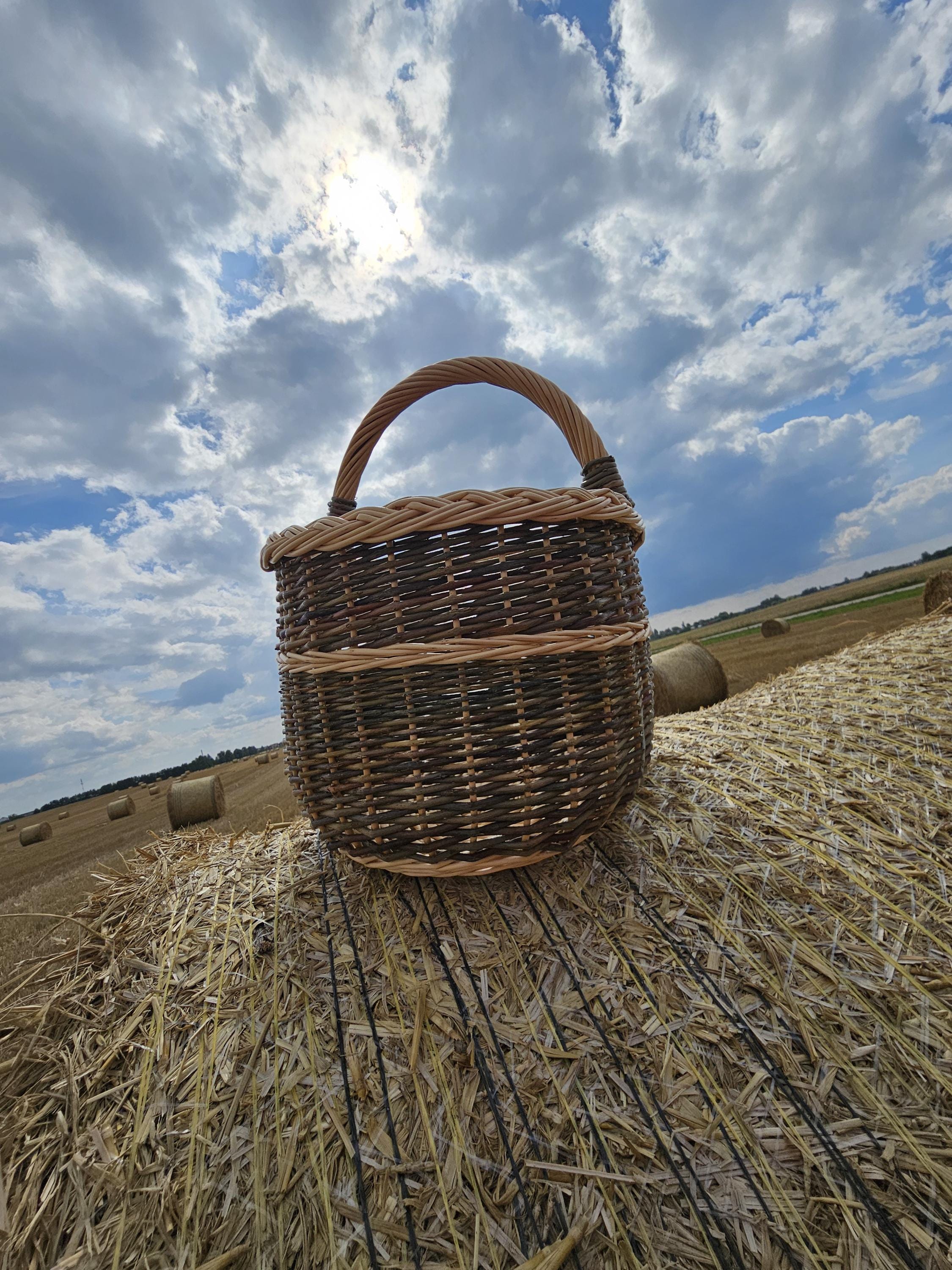 Rankų darbo pintas krepšelis su rankena
