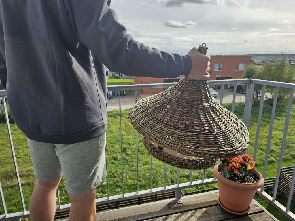 Vyras laiko labai didelę lesyklą už viršuje esančio žiedo – matyti jos dydis