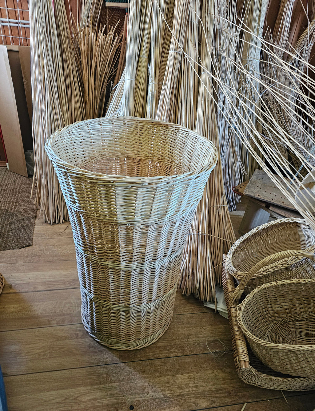 Ypač didelė pintinė — rankų darbo vytelių pintinė iš lietuviškos vytelės