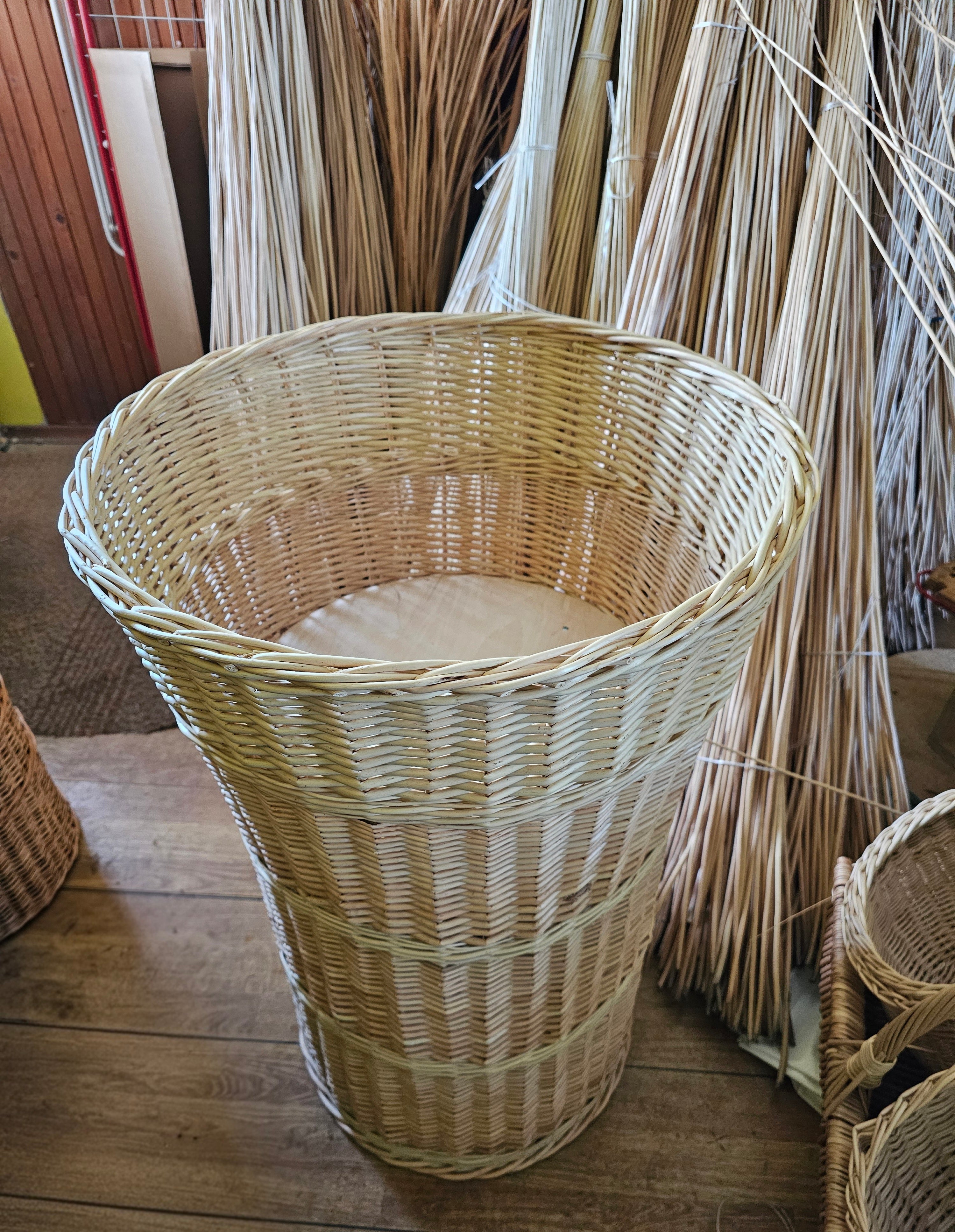 Ypač didelė pintinė, Auksinė — rankų darbo vytelių pintinė
