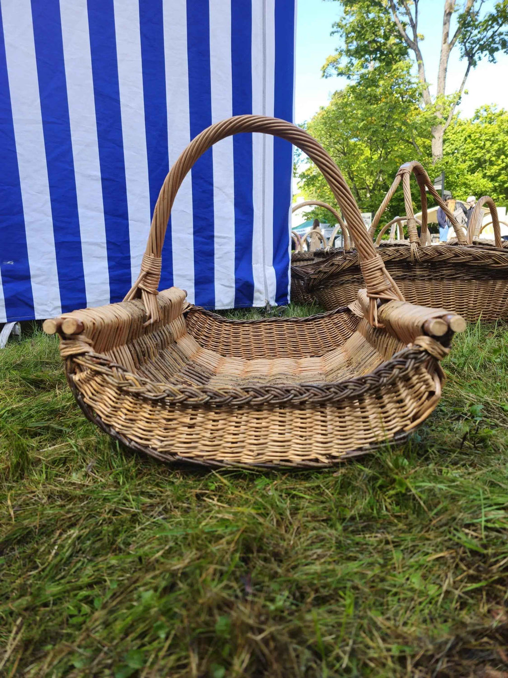 Ypač didelė malkų pintinė su rankena — malkų pintinė, 10 nuotrauka
