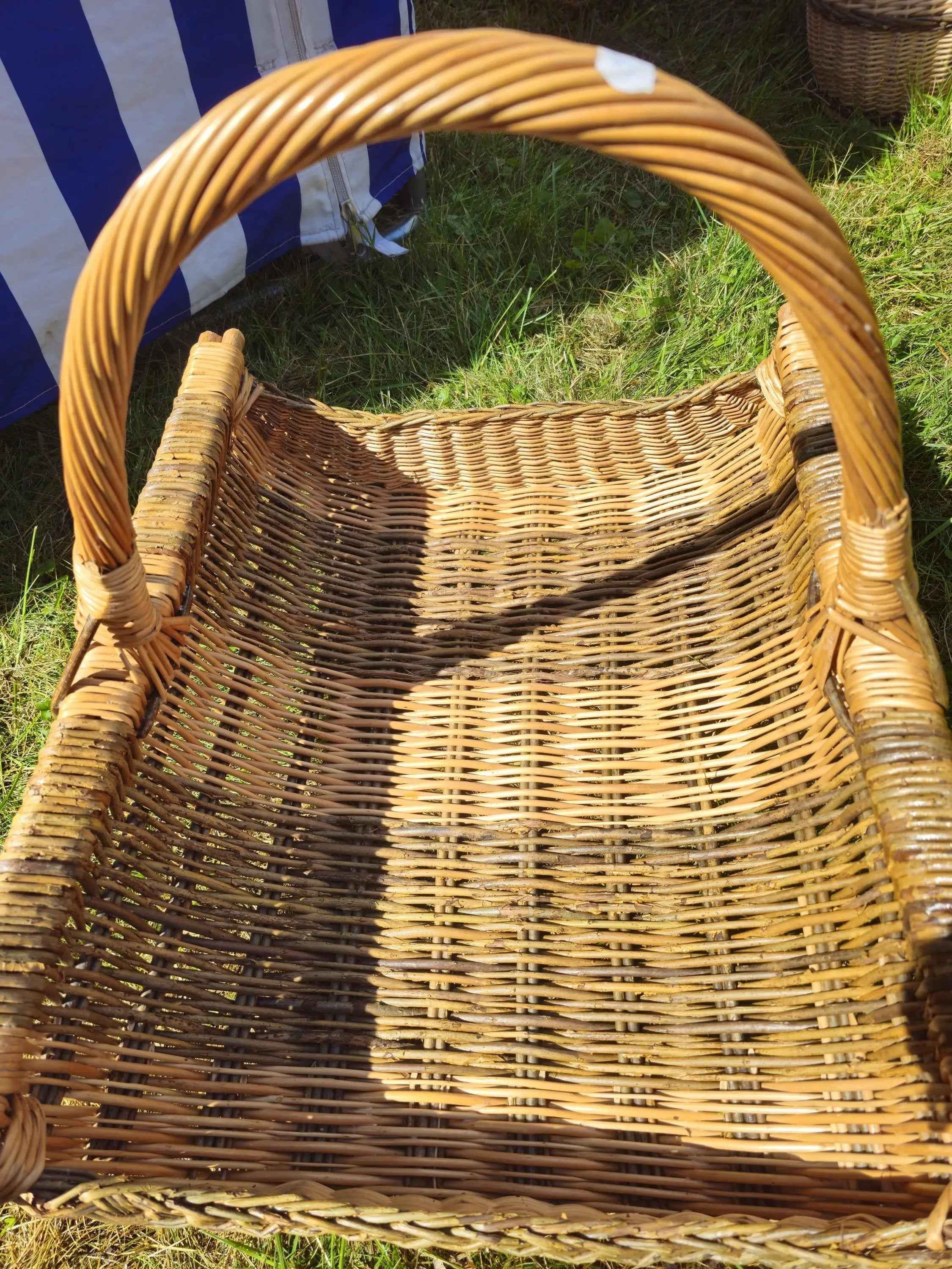 Ypač didelė malkų pintinė su rankena — malkų pintinė, 12 nuotrauka
