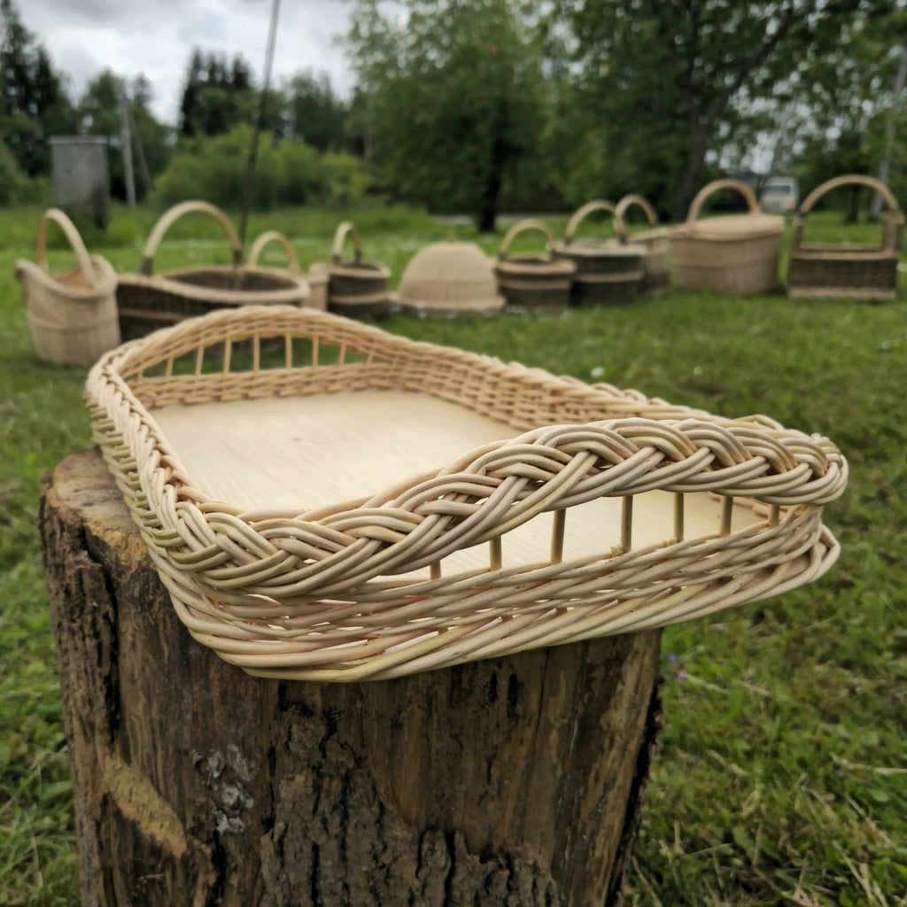 Padėklas su ažūriniu pynimu ir pinta juosta, Gold / Light wood — rankų darbo vytelių padėklas