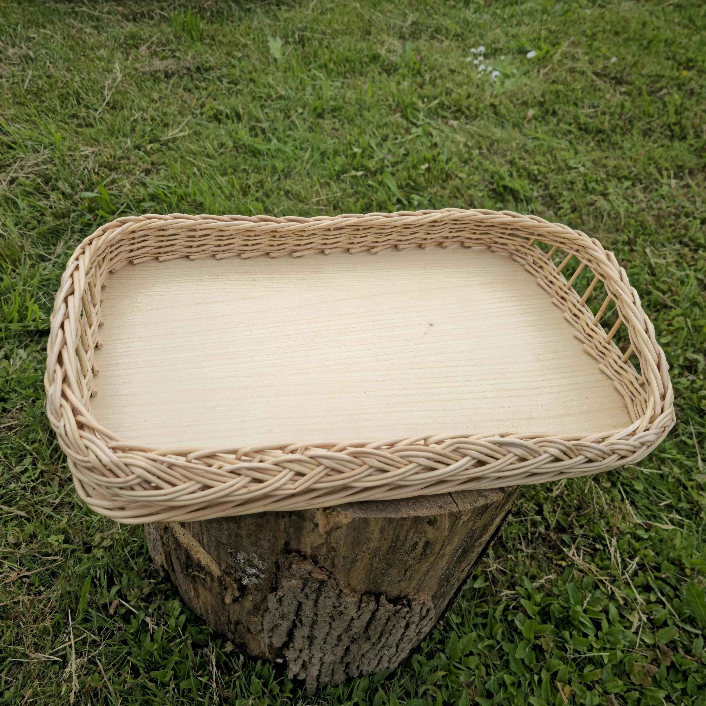 Padėklas su ažūriniu pynimu ir pinta juosta, Gold/Brown / Light — rankų darbo vytelių padėklas