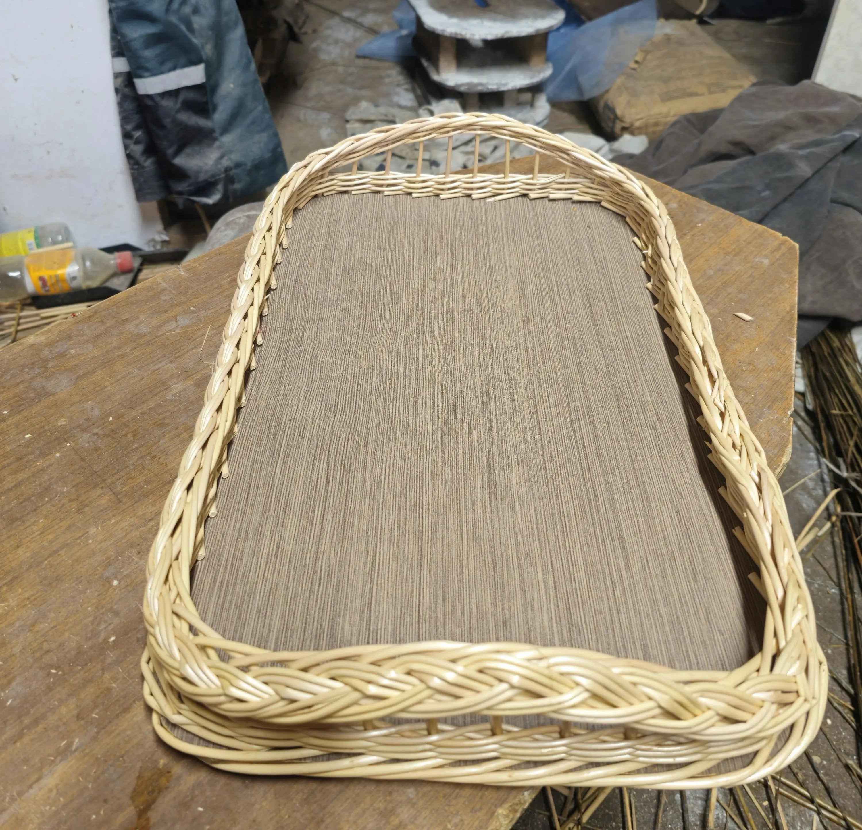 Padėklas su ažūriniu pynimu ir pinta juosta, Gold / Dark wood — rankų darbo vytelių padėklas
