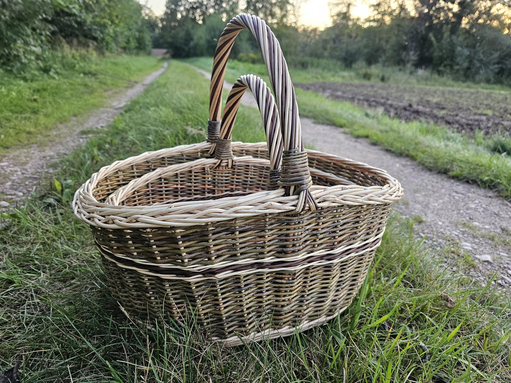 Dviejų turgaus pintinių komplektas: mažoji įdėta į didžiąją, ant žolės prie lauko keliuko