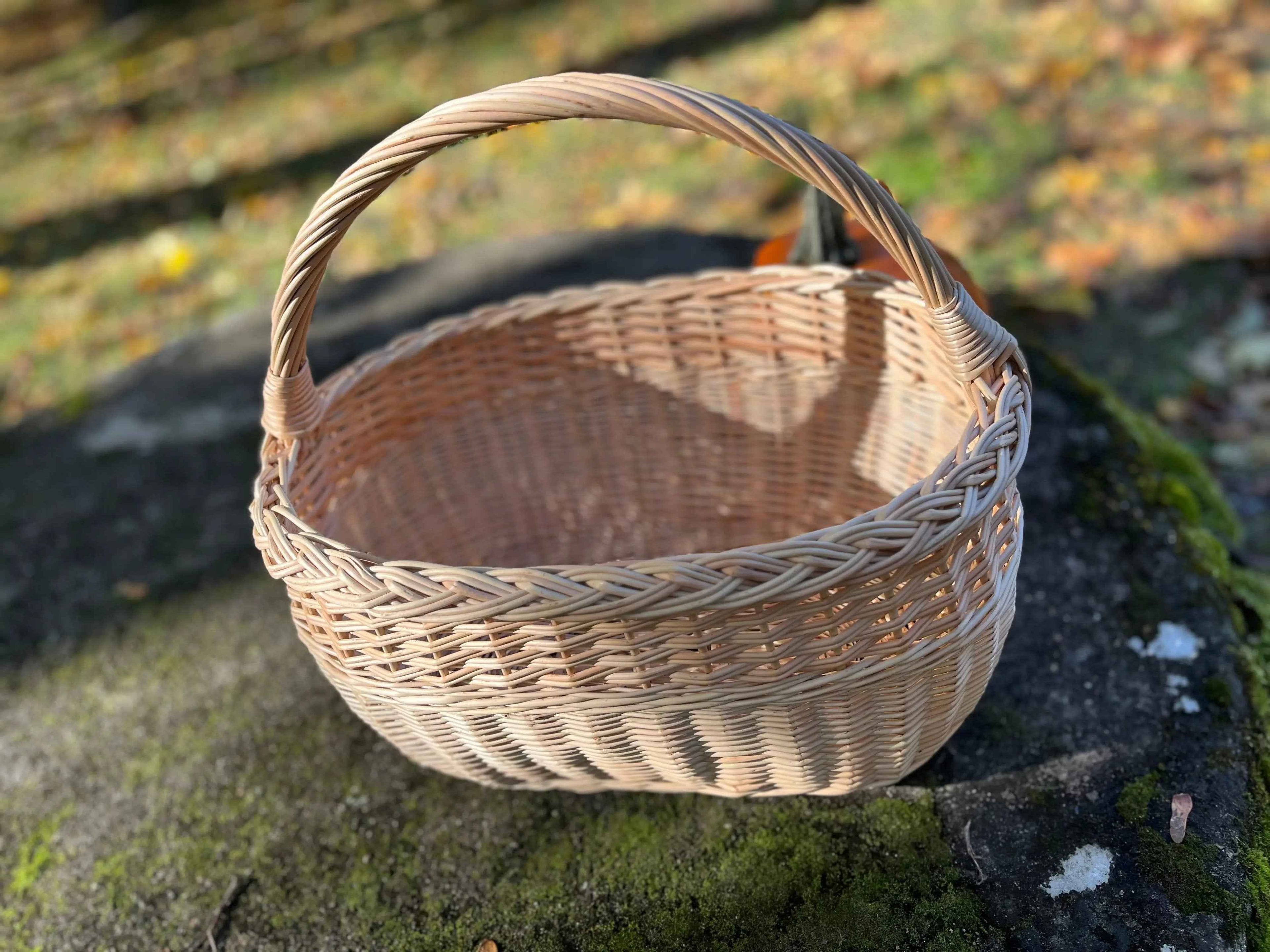 Didelė sandėliavimo pintinė su ažūriniu pynimu — vytelių pintinė, 15 nuotrauka