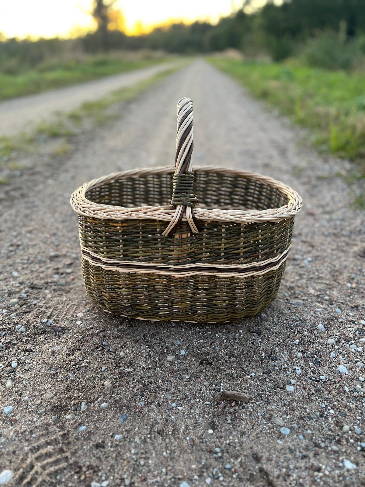 Vytelių turgaus pintinė lauke ant kaimo keliuko