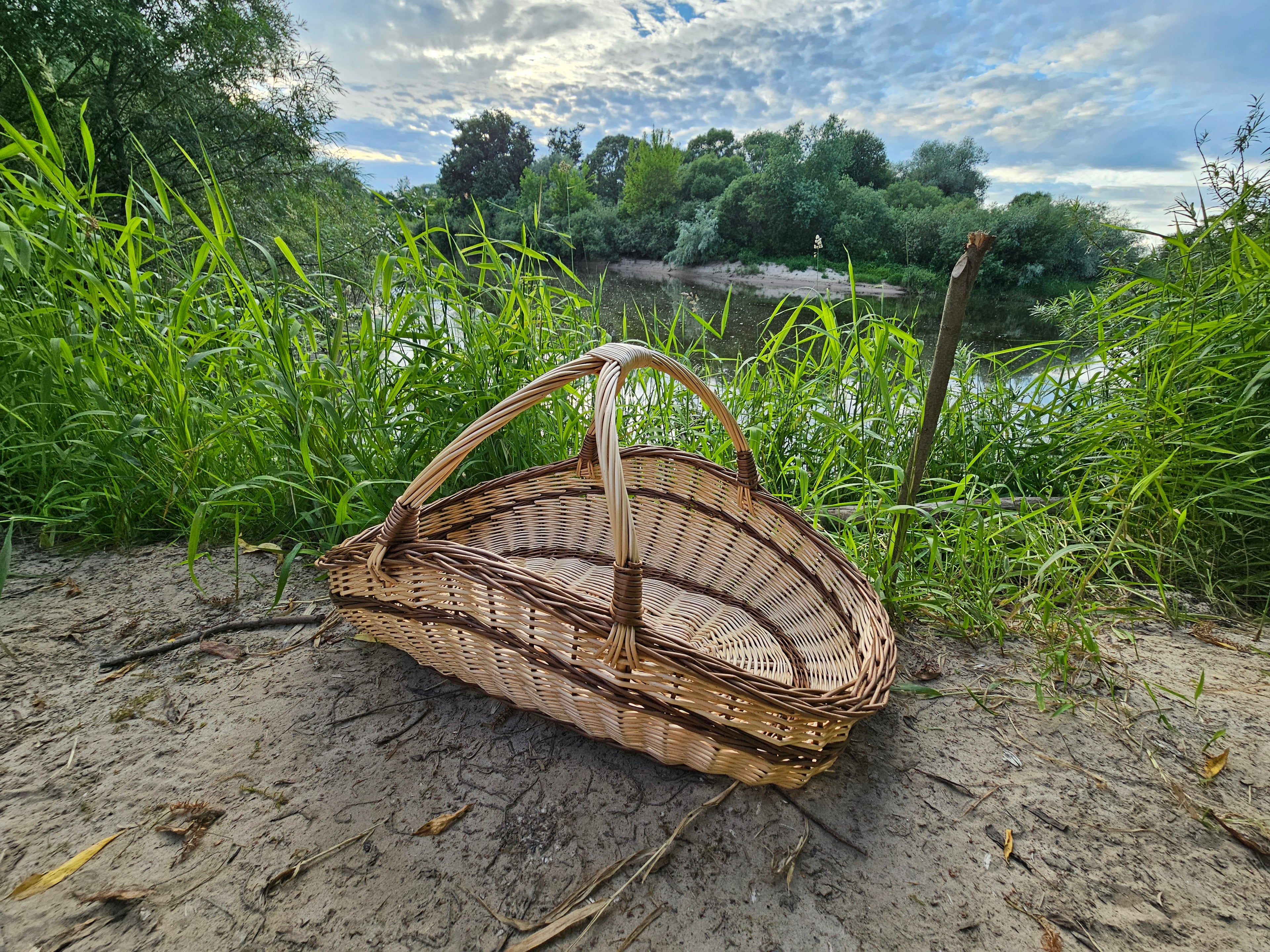 Didelė pintinė su rankenomis — rankų darbo vytelių pintinė iš lietuviškos vytelės
