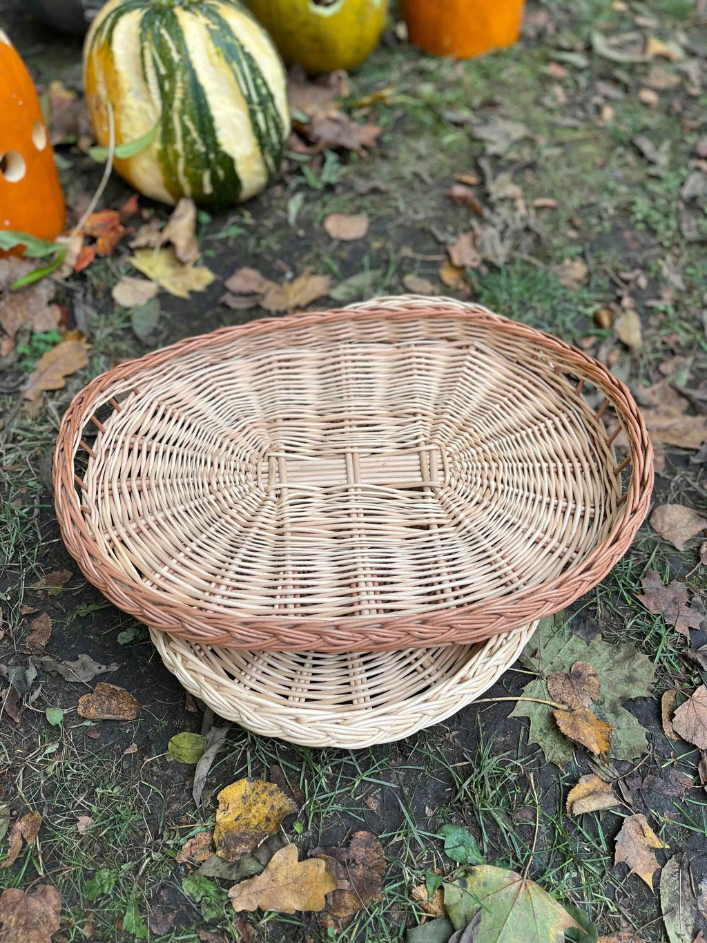 Duonos padėklas, Auksinė / rausva — rankų darbo vytelių padėklas