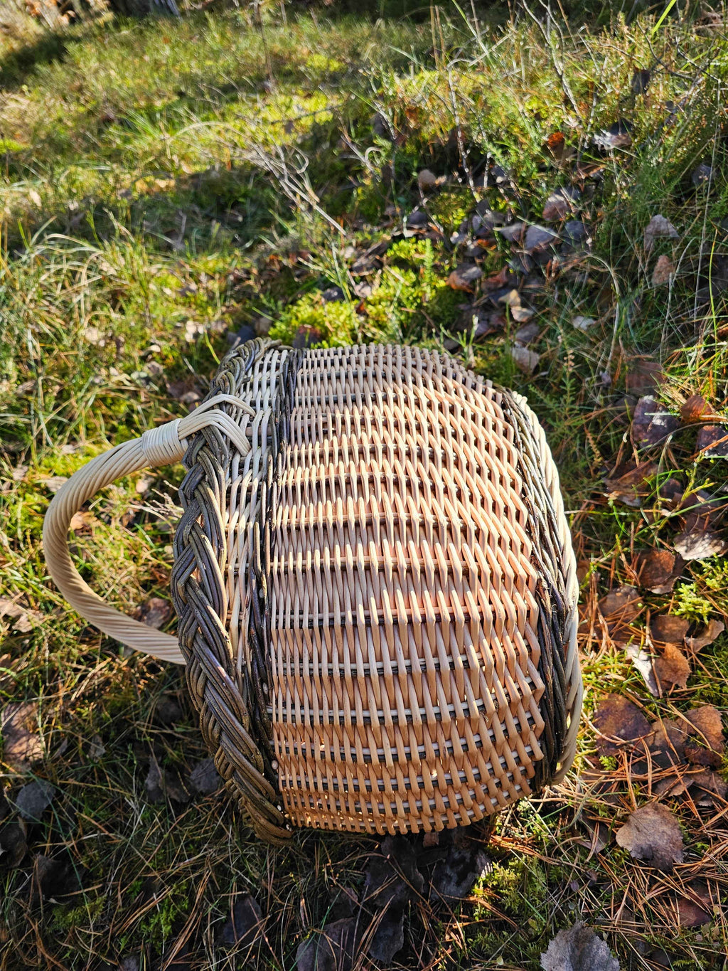Turgaus pintinė su ažūriniu pynimu — vytelių pintinė, 4 nuotrauka