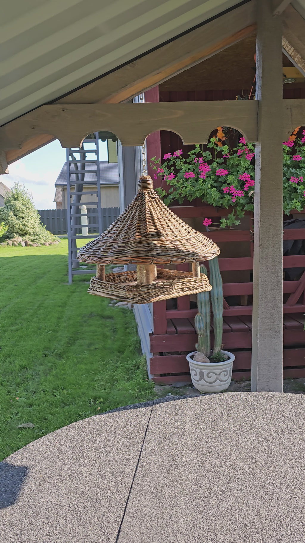 Rankomis austas pintas paukščių lesyklėlė